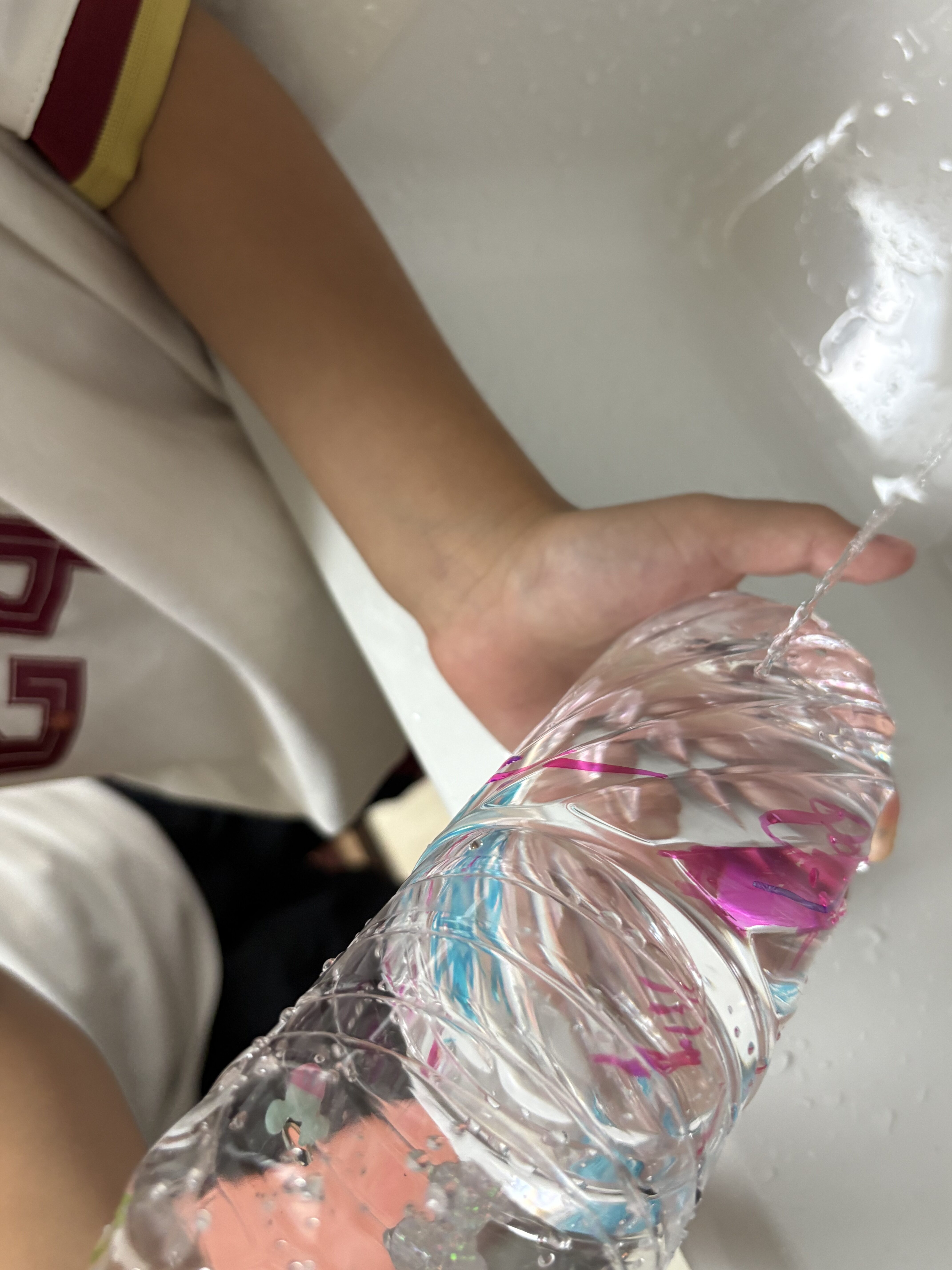 「『見て見て!あんなに遠くまで飛んだよ!』大成功のどや顔」
飛ばした水の勢いに大興奮で、「自分のできた!」とドヤ顔でカメラに見せてくれるスマイルカット。