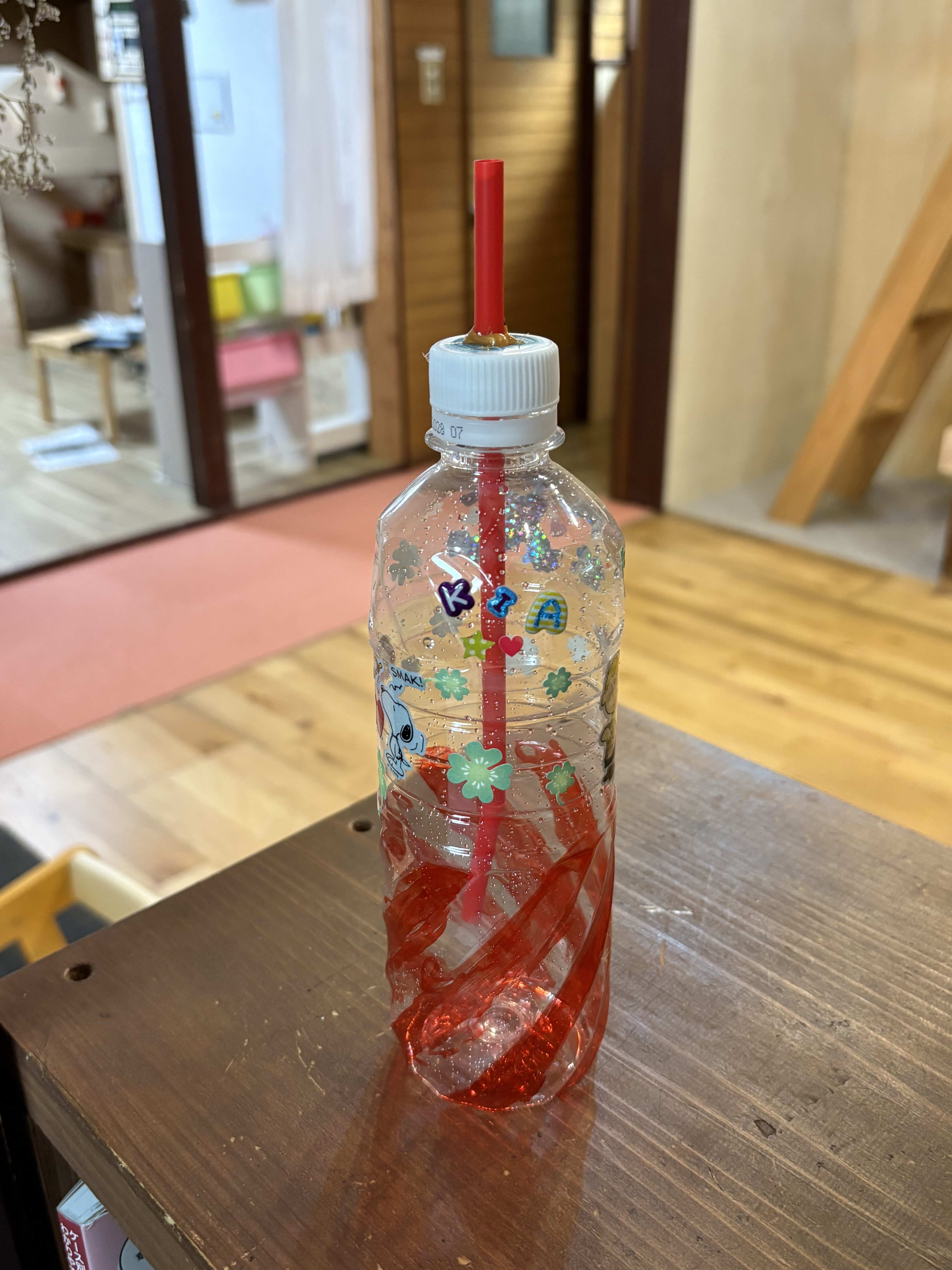 「自分だけの最強水鉄砲を手にして『工作大成功〜!』」
カラフルにデザインしたマイ水鉄砲を手に、みんなで並んで最高に晴れやかな笑顔を見せるラスト集合ショット。