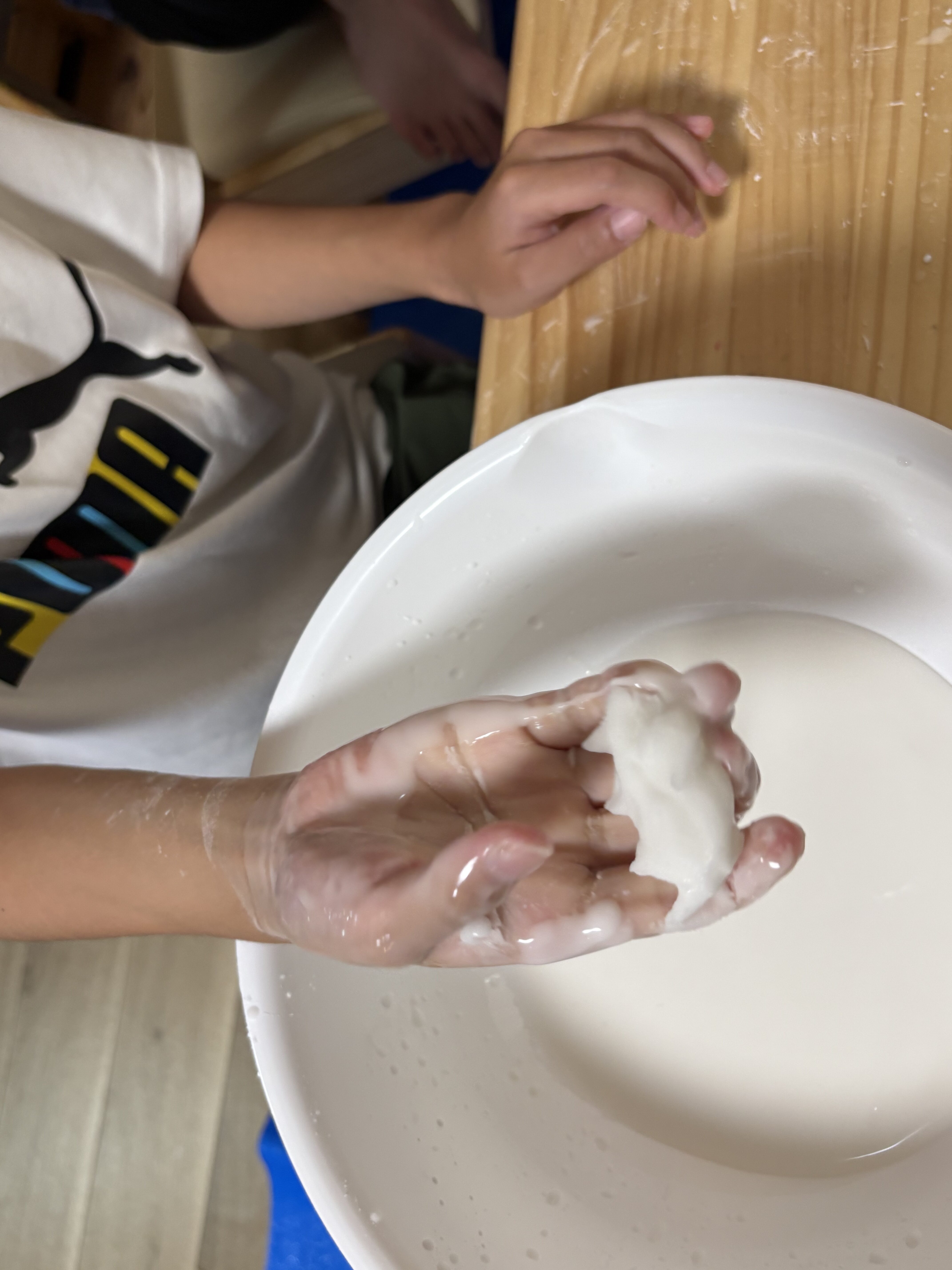 「『なにこれ、気持ちいい〜!』未知の感触にニッコリ」
指先から伝わるトロトロ感に思わず笑みがこぼれ、目を輝かせる表情カット。