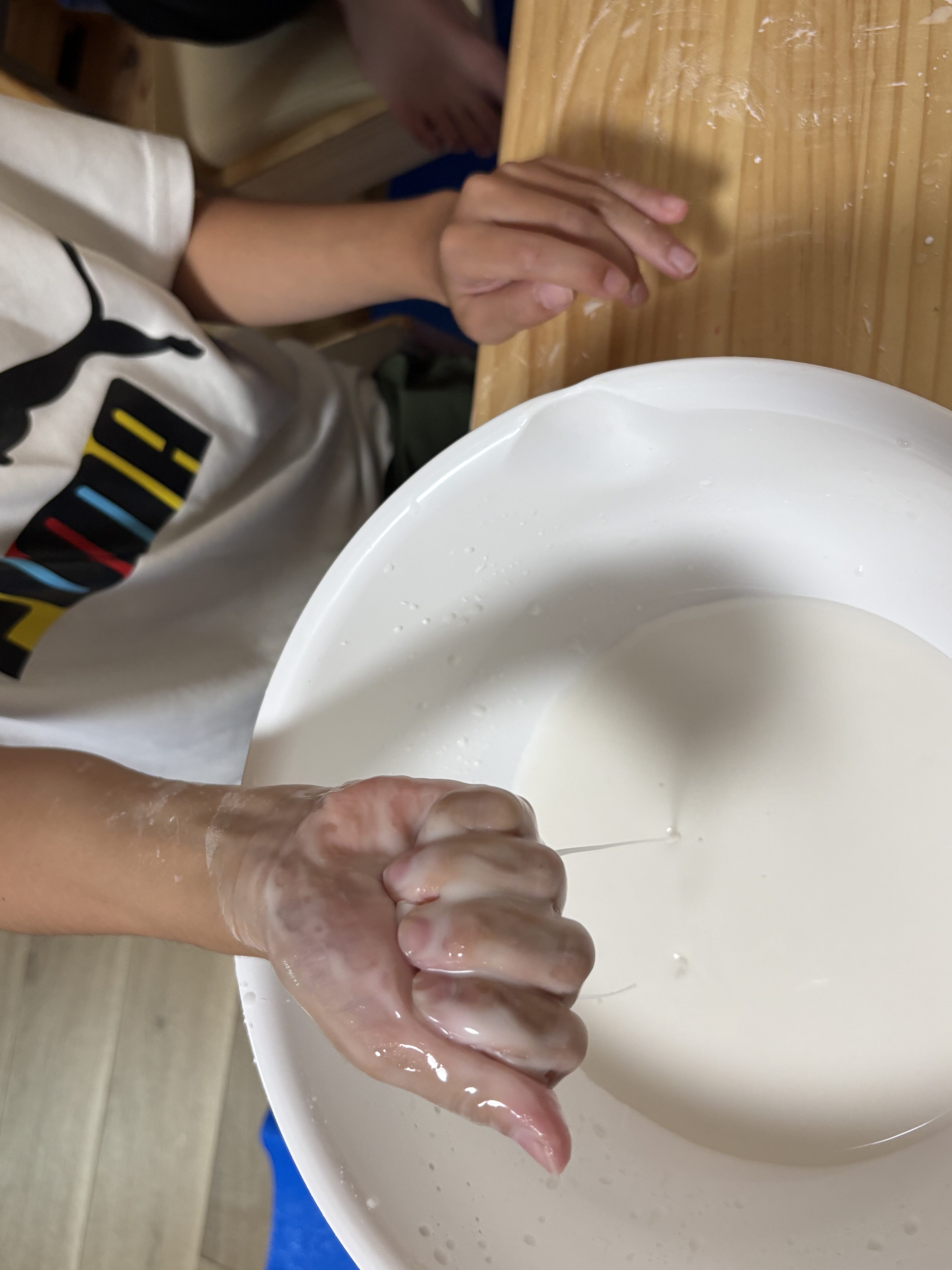 「ギュッと握ると…『カチカチの固まりになった!』」
手の中で片栗粉をギュッと握り締め、固まったお団子状のカットをカメラに見せてくれる1枚。