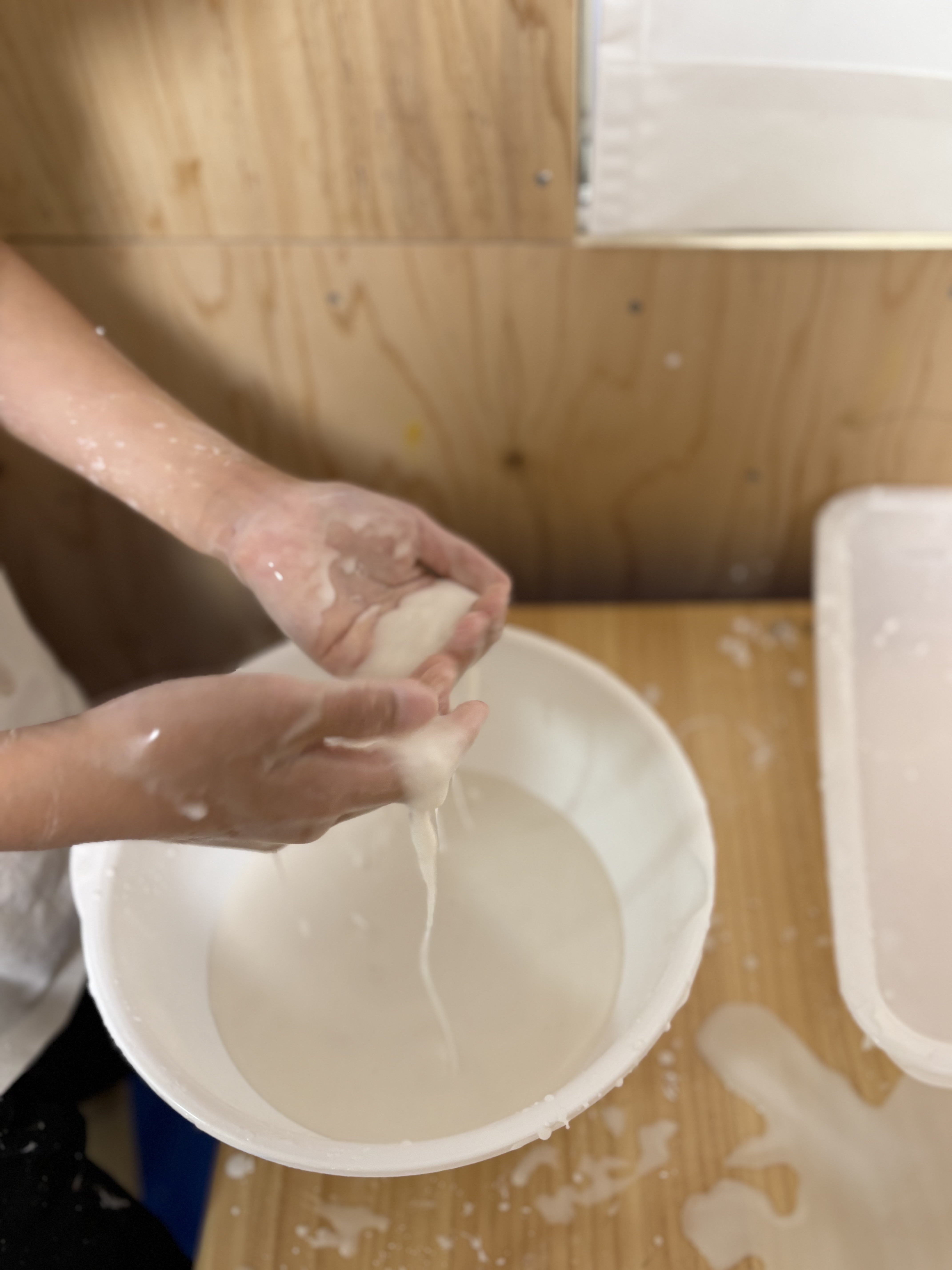 「『うわぁ〜!手の上が真っ白のトロトロ!』大歓声」
すくい上げた大量の片栗粉が一気に手から溢れ出し、弾けるような笑顔を見せるショット。