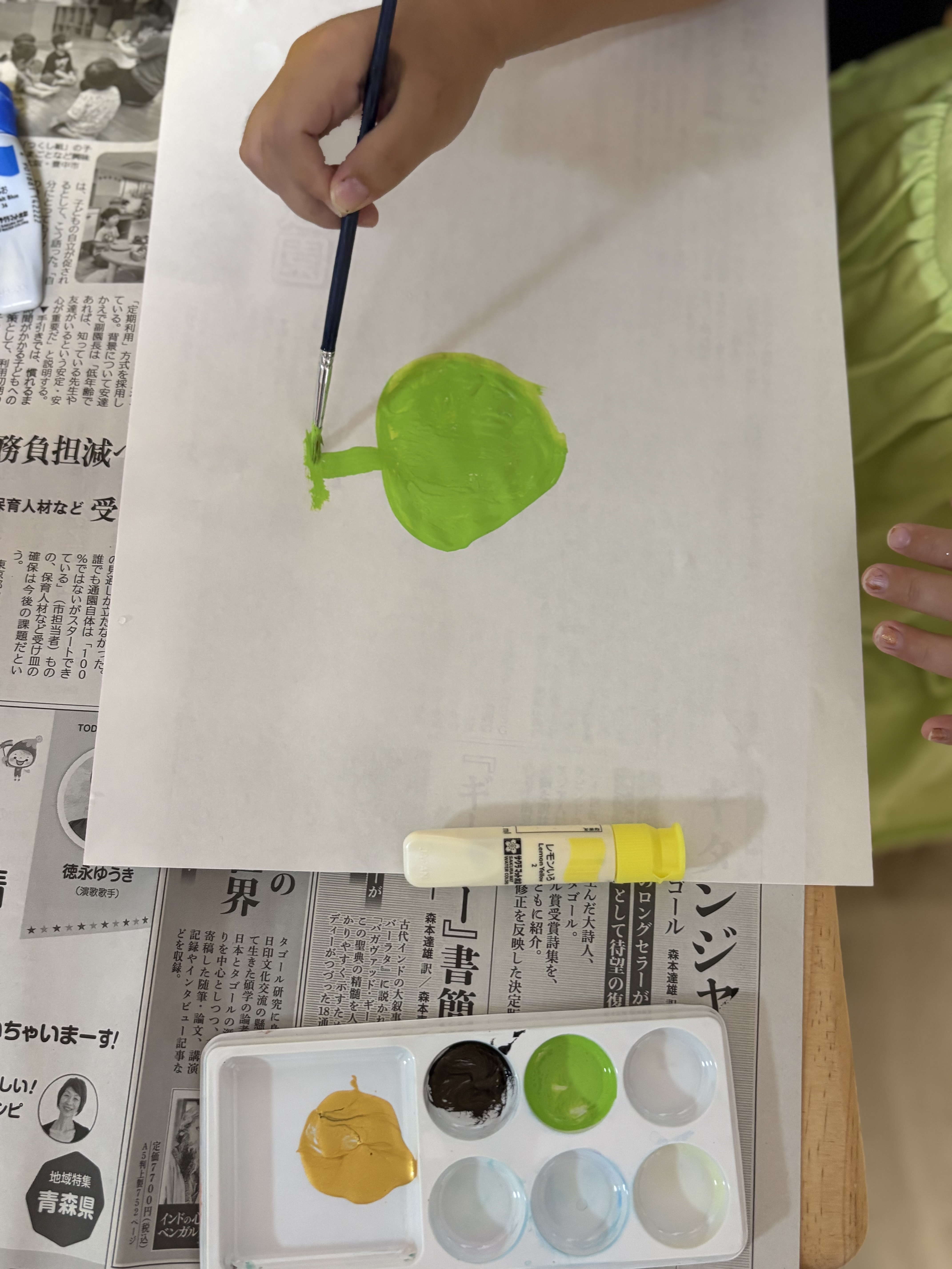 「『探していた自分の色…』真剣な眼差しで絵の具をパレットで混ぜ合わせる手元」
何色も絵の具を混ぜ合わせ、理想の色を作り出そうと全集中する子ども手元クローズアップ。
