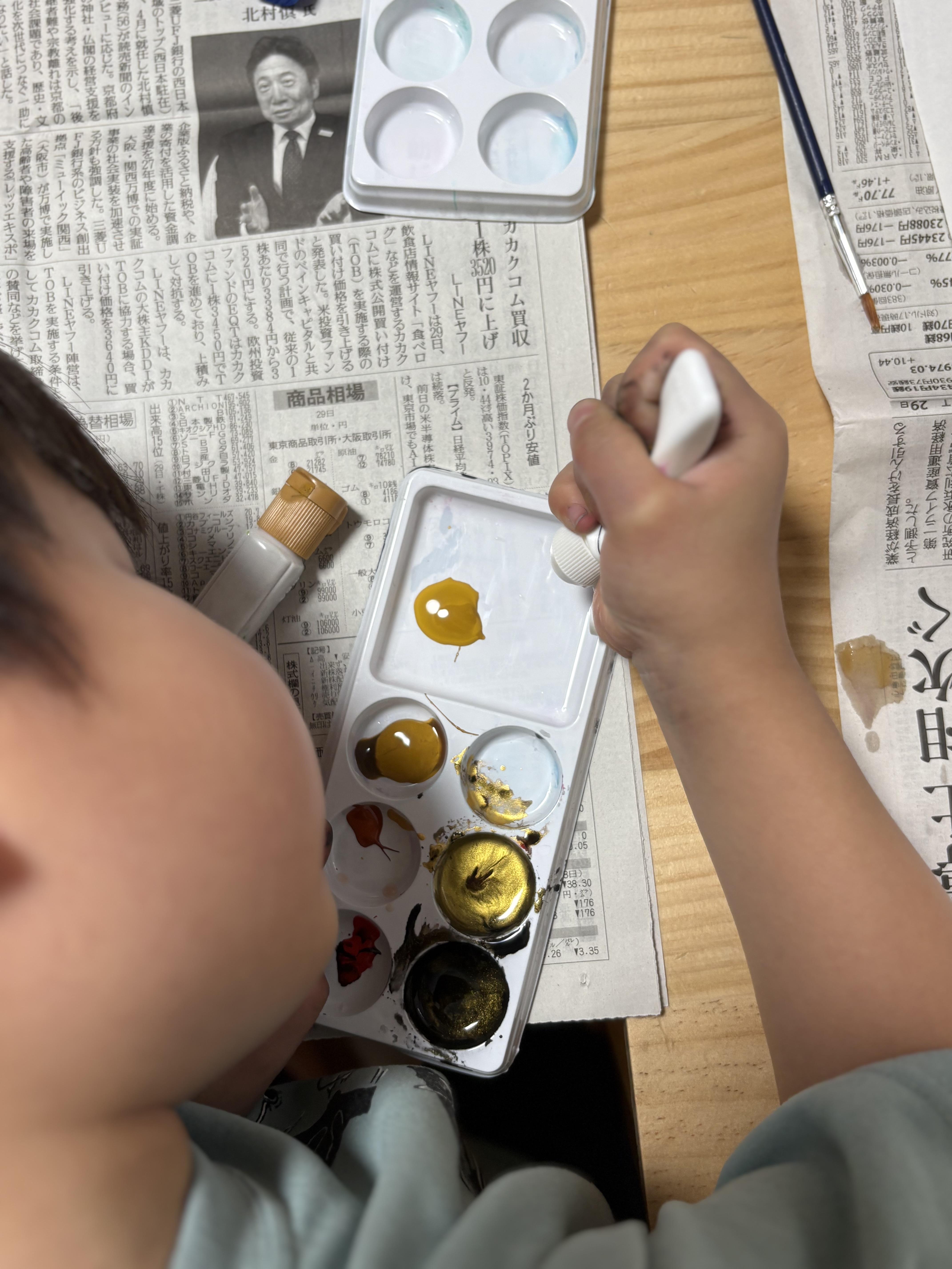 「言葉はいらない…部屋全体を包む温かい一体感と絆」
完成に近づく画用紙を前に、お互いの作品を尊重し合うような神秘的で穏やかな部屋のカット。