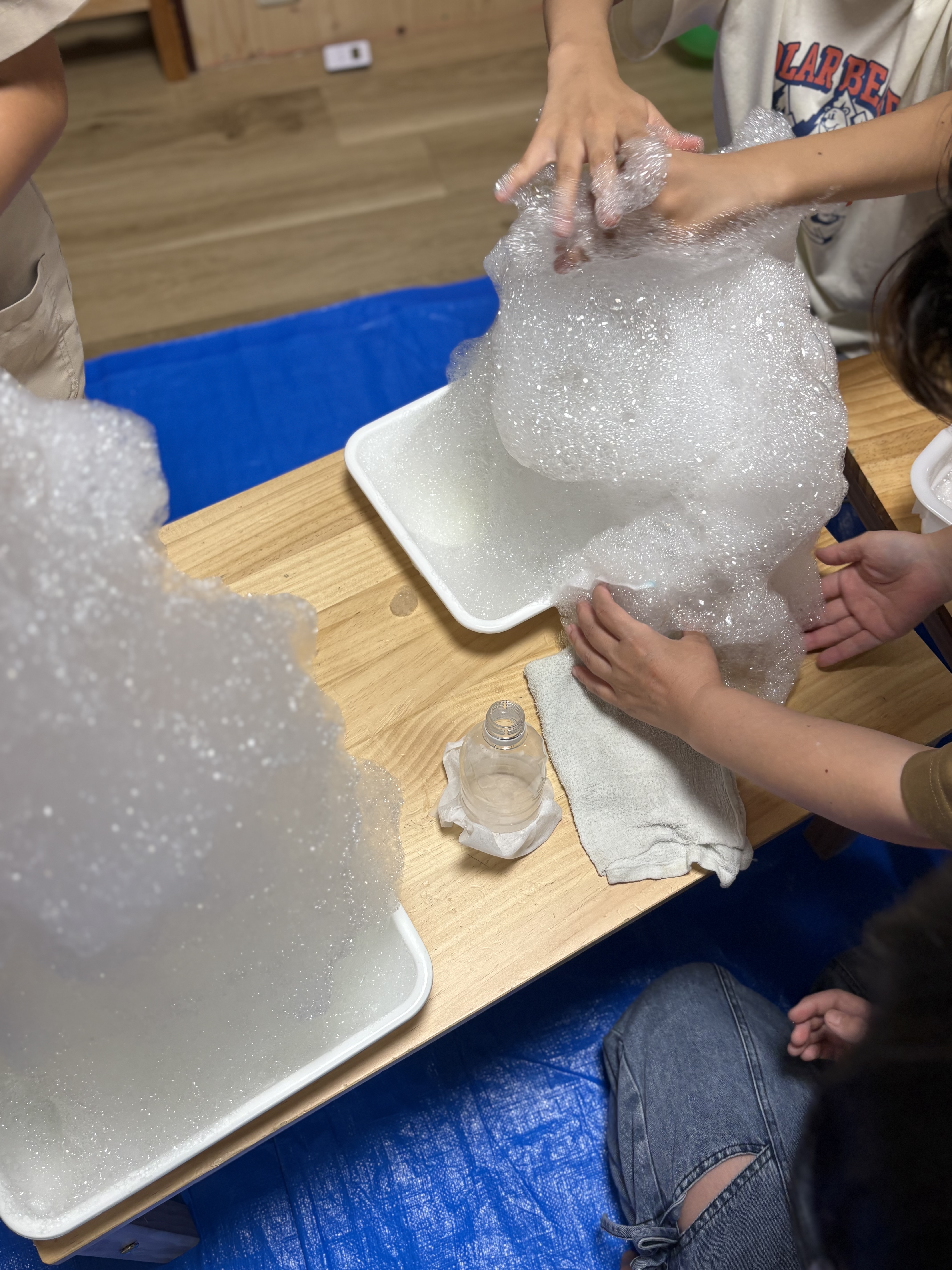 「フッ…『出たー!白い泡がもくもく!』感動の第一波」
道具の先からニョキニョキと白い泡が顔を出し、「うわぁぁ!」と歓声が上がる最初の瞬間。