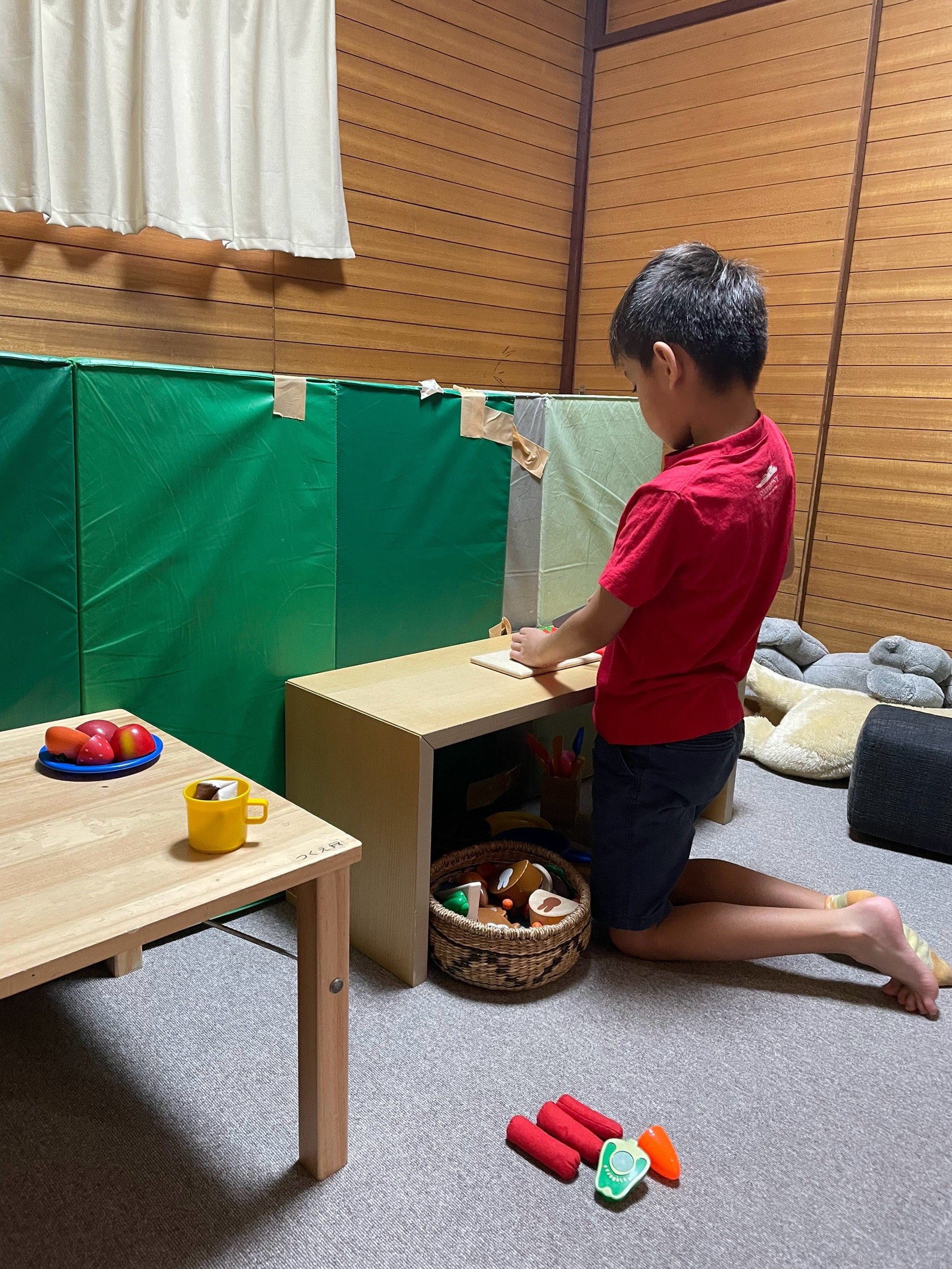 「『マットをこう組み合わせて…』手際よくパーテーションを作る空間プロデュース」
相談室のマットを持ち上げ、手際よく壁や仕切りを組み立てていく建築家のような集中カット。