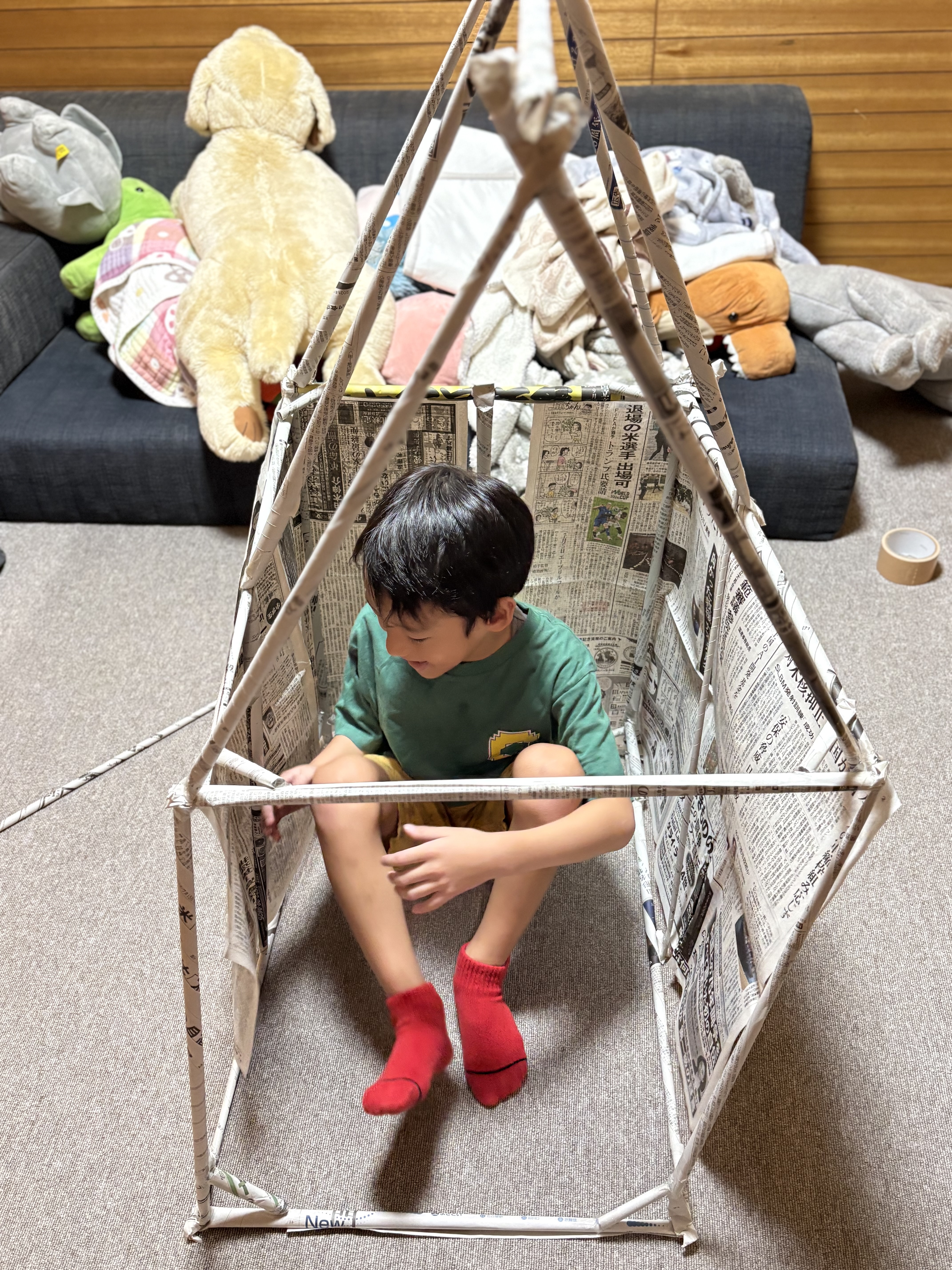 「ついに完成！『僕たち・私たちの秘密基地！』内部からの笑顔」
できあがったおうちの中から顔を覗かせ、「やったー！」と弾ける最高の笑顔。