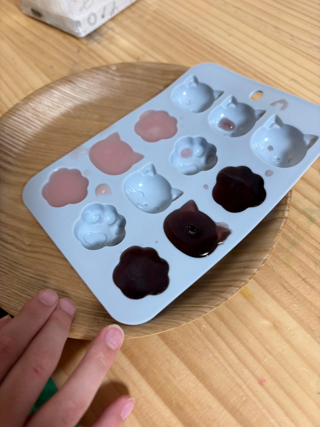 「『がまんして作ったから、いっつもよりめちゃくちゃ美味しい！』誇らしげな実食」
自分で我慢して作り上げたマイグミを口にし、「美味しいー！」と最高のドヤ顔＆スマイルを見せるカット。