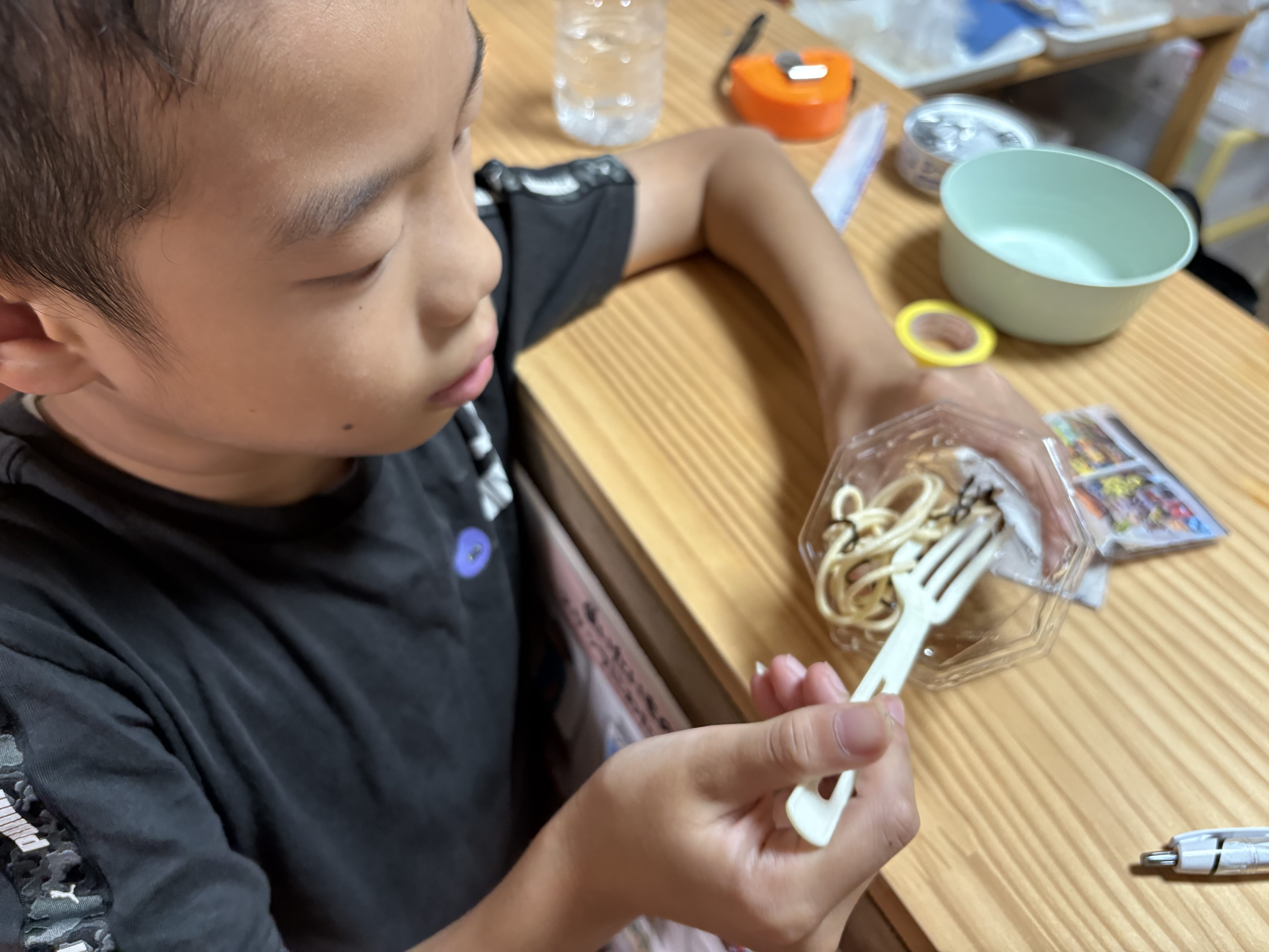 「『モミモミ、フリフリ!』味が全体に馴染むように揉みあわせ」
袋の上から優しくモミモミして、出汁と塩気を麺全体に行き渡らせる楽しそうな集中カット。