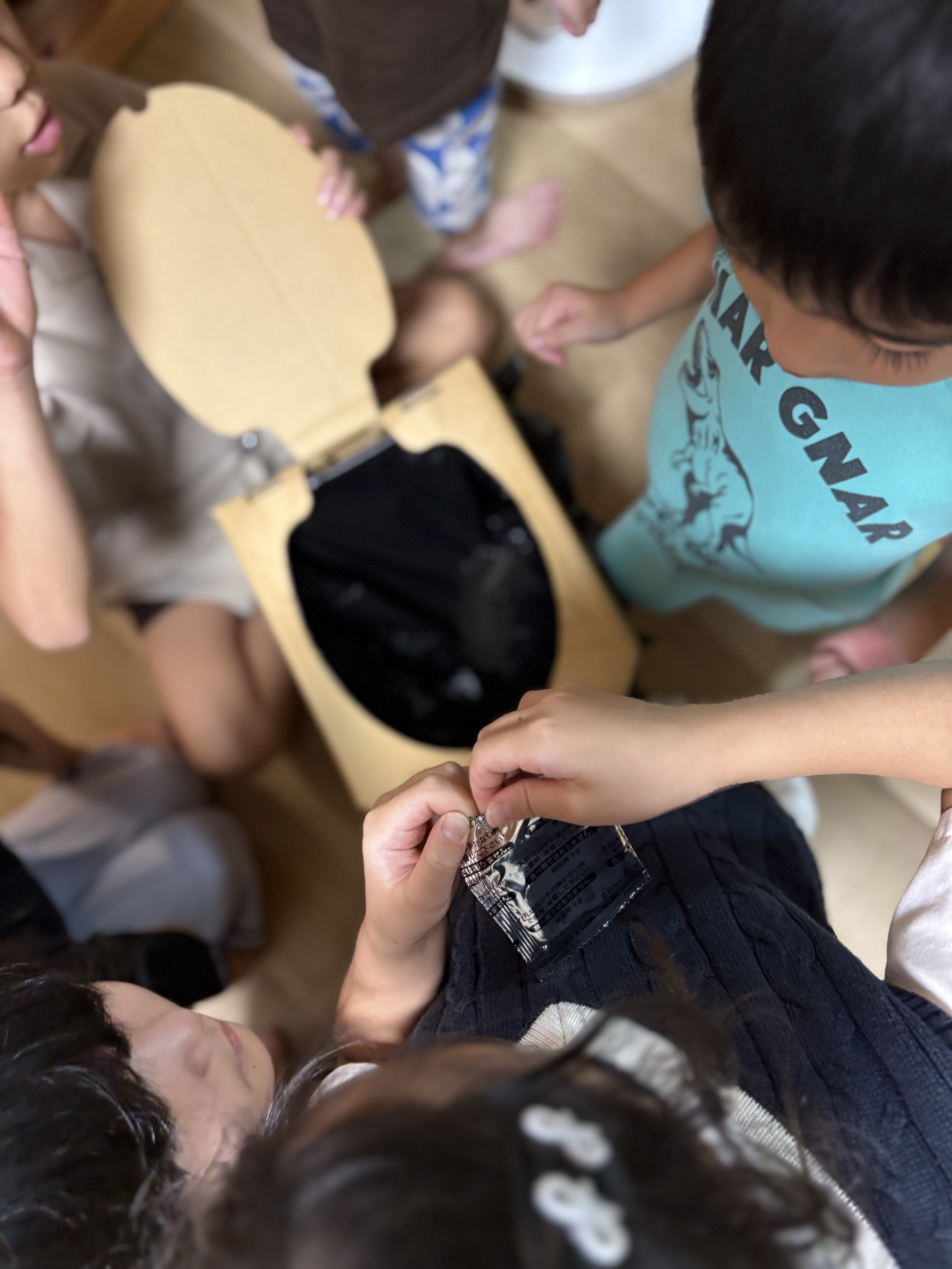 「『粉を入れるよ!どうなるの…?』みんなで便座を覗き込む全集中」
凝固剤のサラサラした粉を振り入れ、頭を寄せ合って中をじーっと覗き込む子どもたちの集中した横顔。