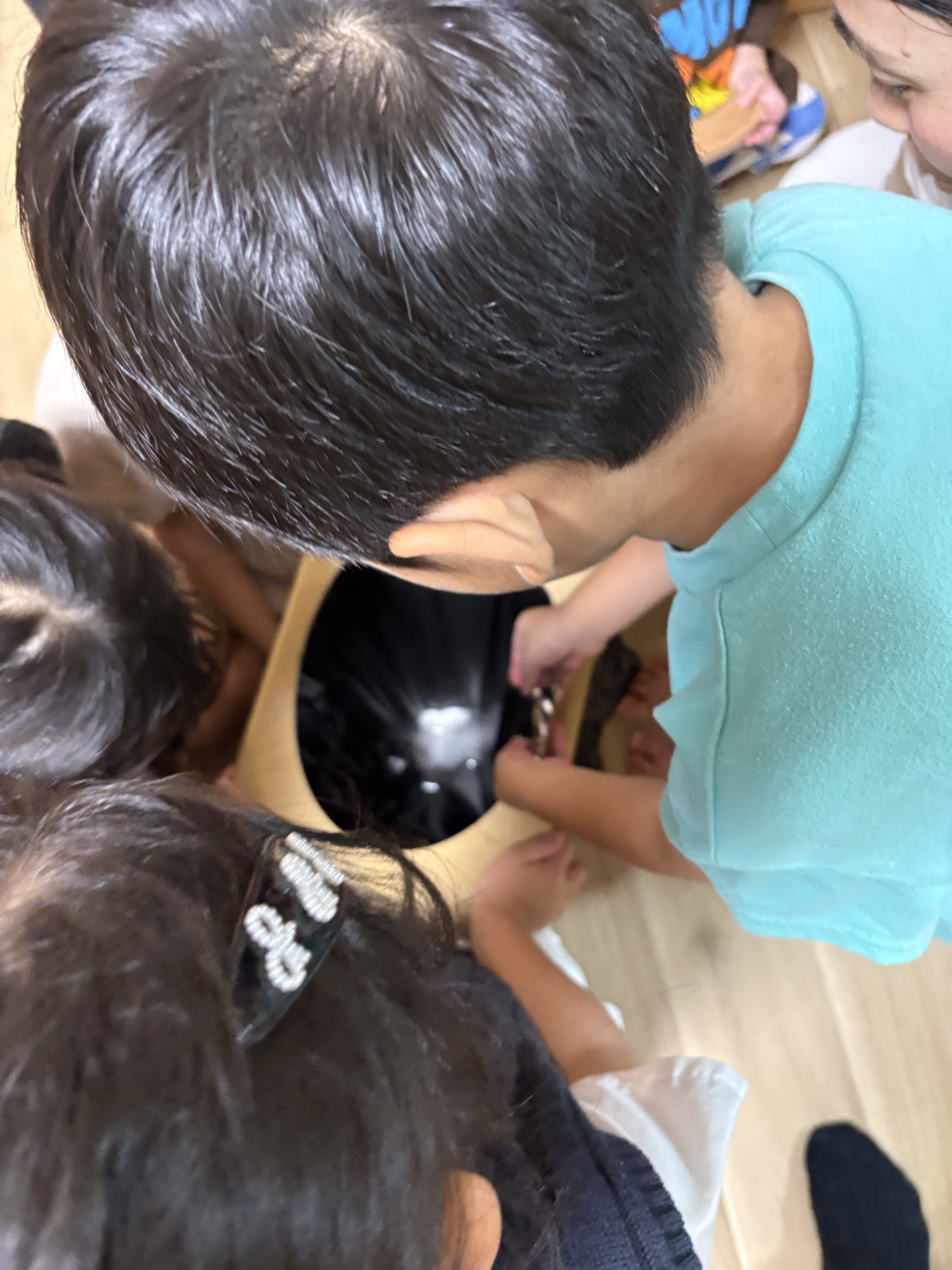「シャリシャリ…『お水がどんどんゼリーになっていく!』驚きの瞬間」
凝固剤が水分を吸い上げ、一瞬でシャリシャリのゼリー状に変化していく便座の中のアップ写真。
