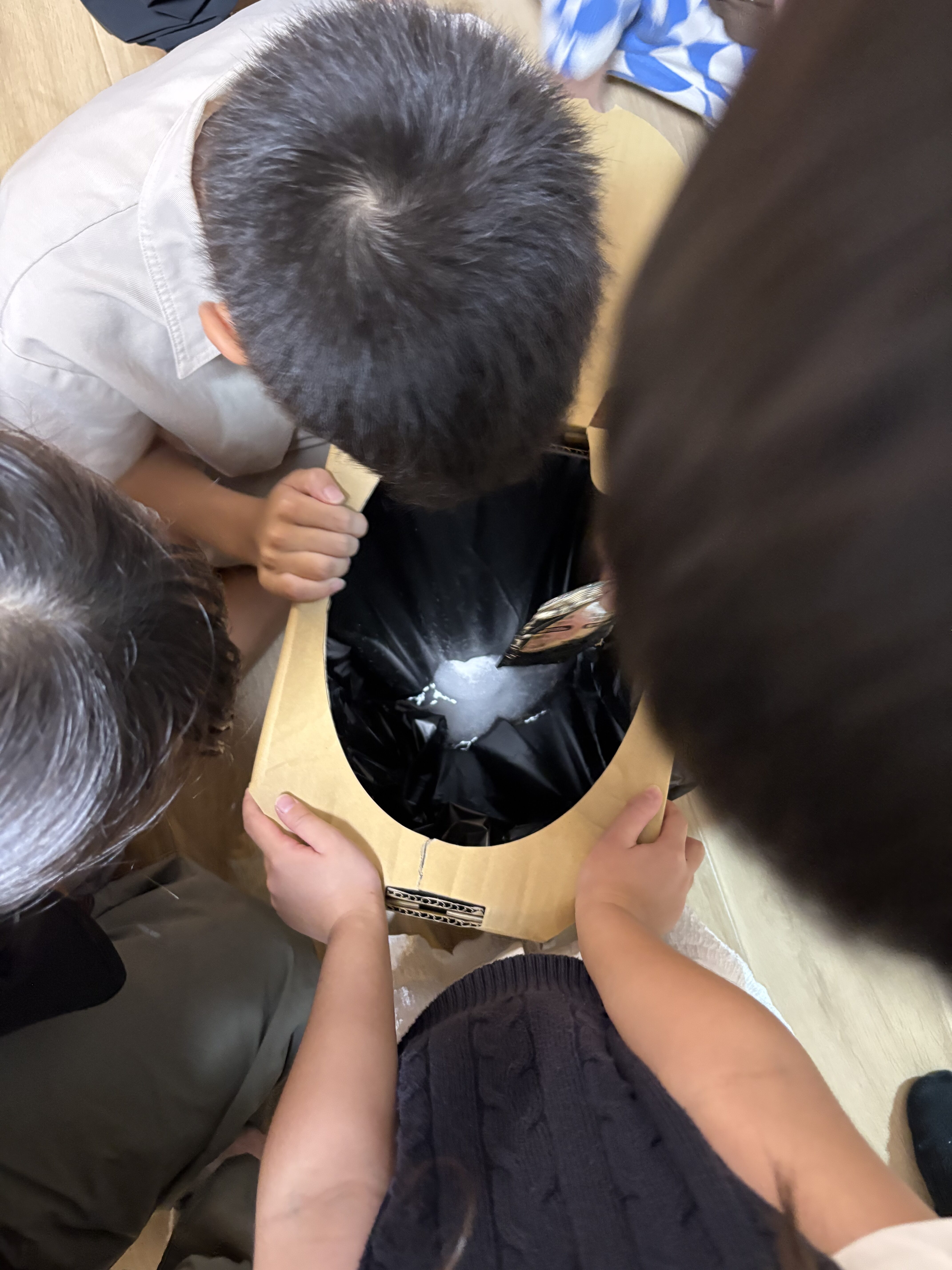 「『えぇーっ!すごーい!!』魔法のような変化に飛び出す大歓声」
「固まったー!」「固いよこれ!」と目を見張ってパッとパッと表情を輝かせる子どもたちの弾ける笑顔。