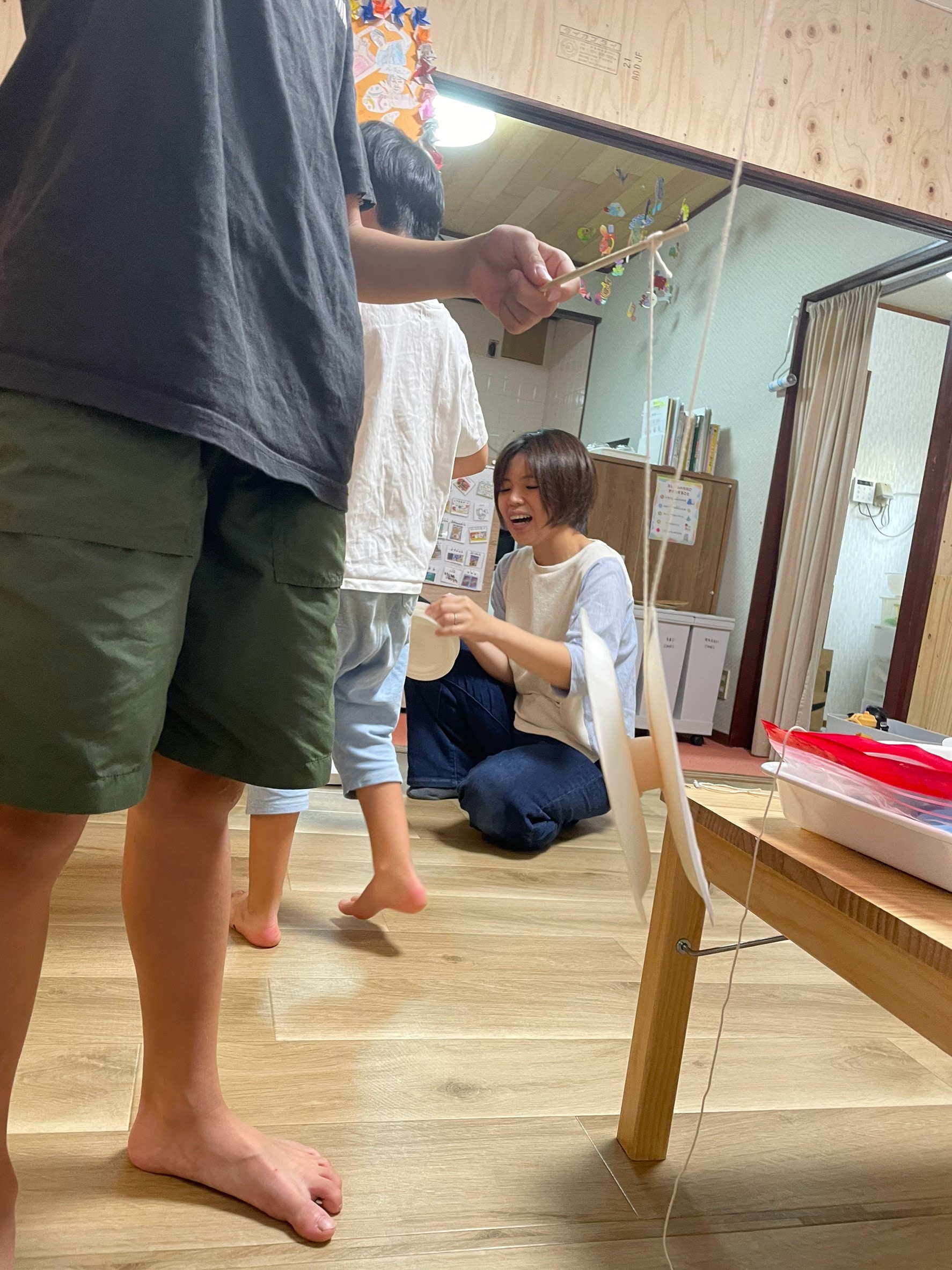 「『手首を上下にトントン…』コツをつかもうと試行錯誤する真剣な表情」
最初はグラグラ揺れる紙皿に苦戦しながらも、手首の角度や力の加減を何度も試す一生懸命なカット。