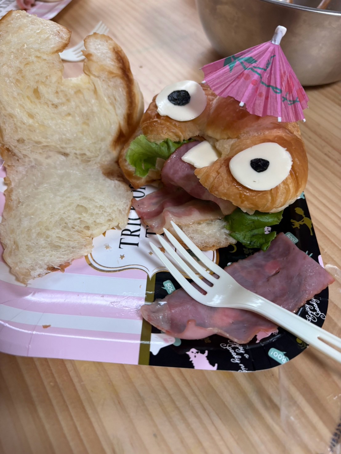 「『血に見立てた(?)ケチャップディテール!』ハロウィン感全開サンド」
お口の端からケチャップをたらりと垂らし、スリリングで本格的なハロウィン感を演出したこだわり作。