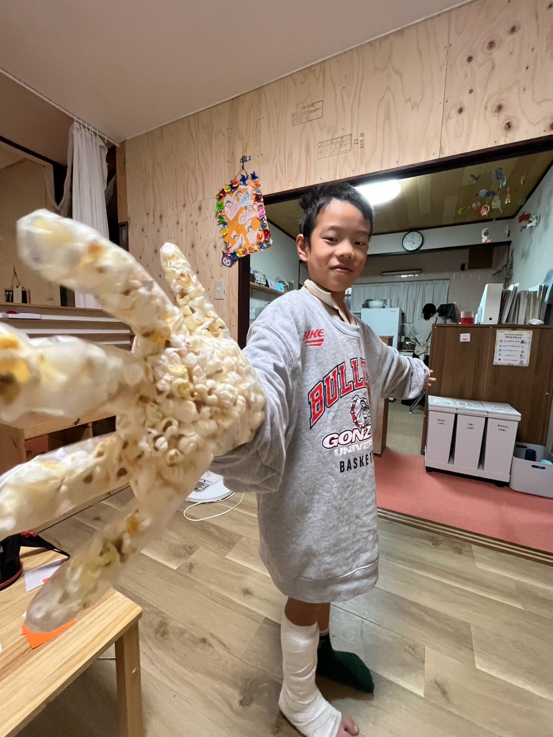 「『ニョキッ!魔女の手だぞ〜!』前に手を突き出すキメポーズ」
手作りの「魔女の手」をカメラの前に突出し、「ウワァァァ〜!」と迫真の演技でポーズを決める1コマ。
挿入位置:『📸 【「見て見て!僕の