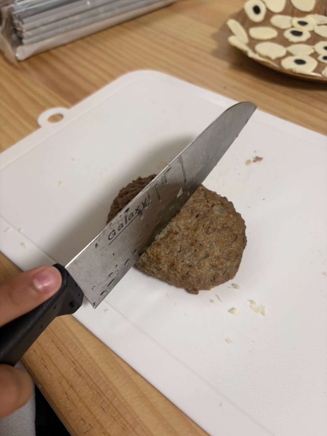 できることは自分たちでやる。包丁を初めて触る経験が大切。ハンバーグを好きな大きさに自分で挑戦する様子。
