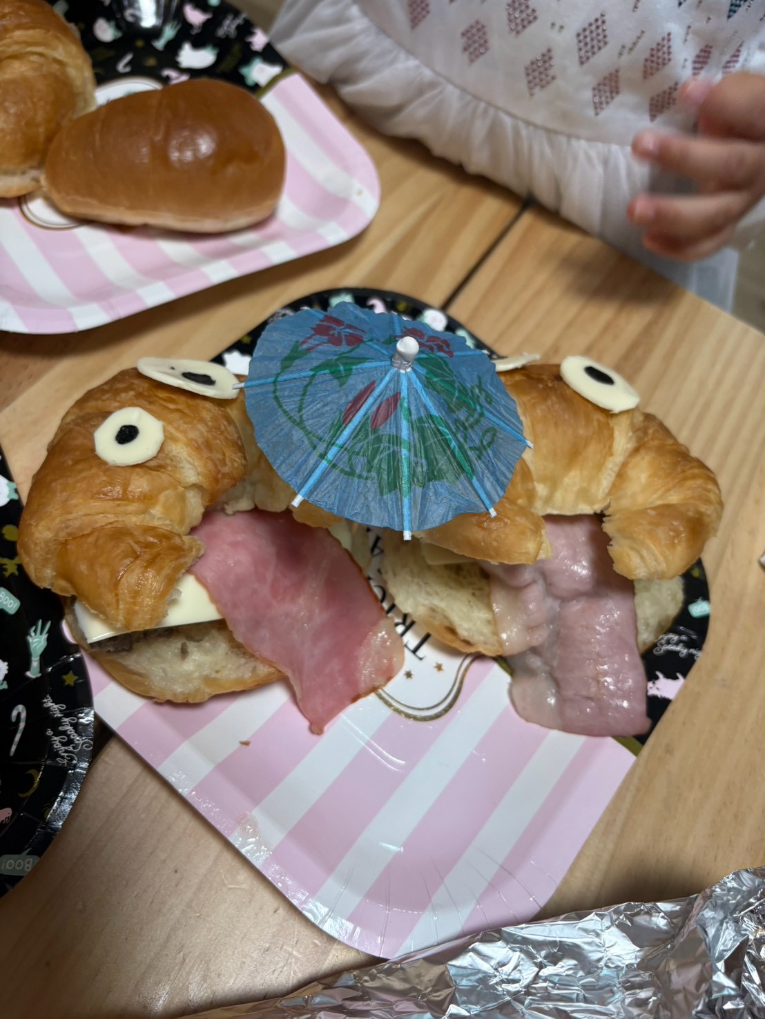 「『目玉が3つ!?』チーズ目玉がぎっしり並んだトリプルアイ・モンスター」
チーズと海苔で作った目玉を贅沢に3つも並べ、「どこからでも見つめてるぞ〜!」というユニークな3つ目モンスター。