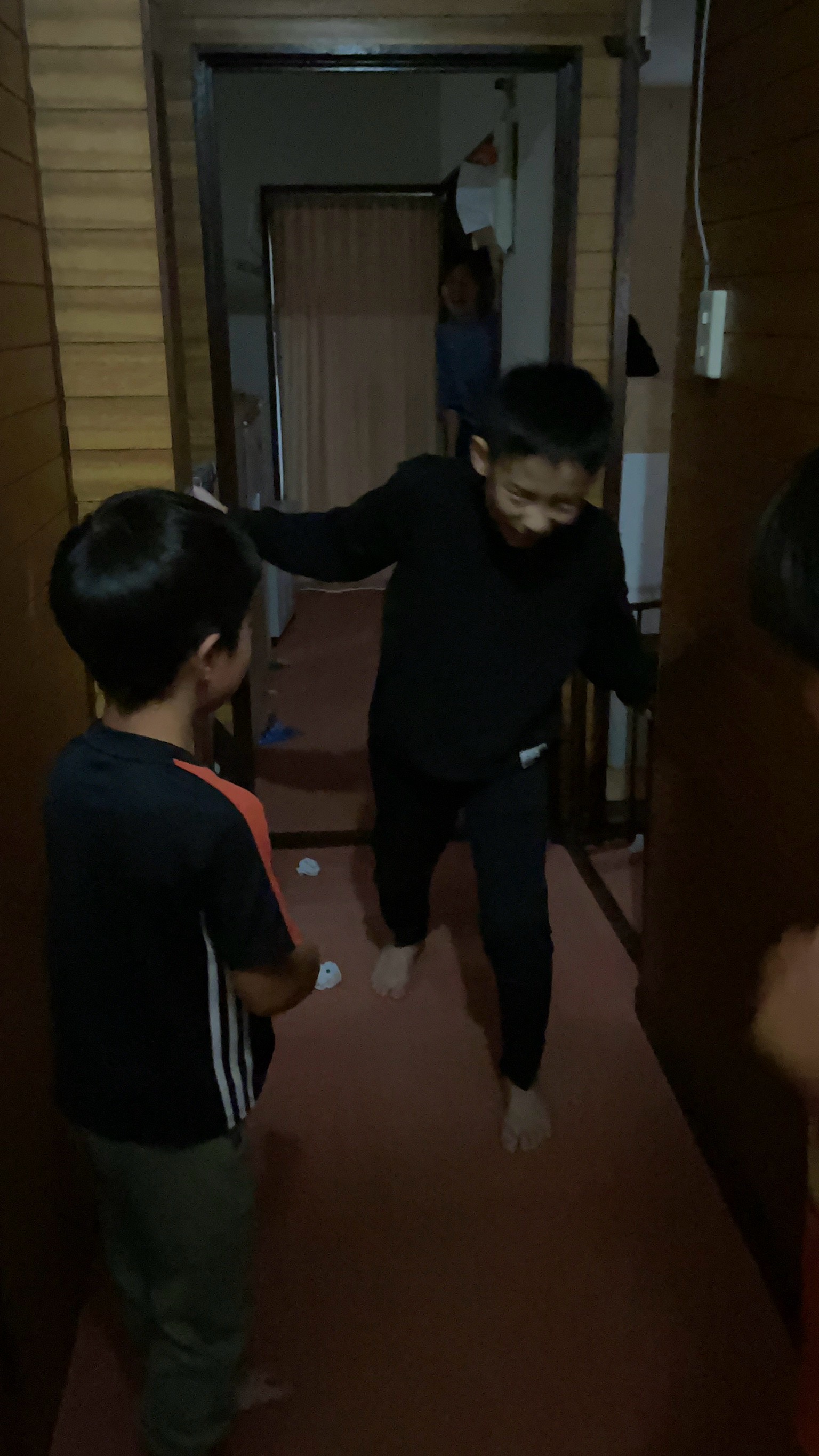 「『じわじわ迫るゾンビから逃げろー！』大歓声の逃走劇」
不気味なポーズで追ってくるゾンビ役に、「きゃー！逃げろー！🤣」とお腹を抱えて大はしゃぎで逃げ回るショット。