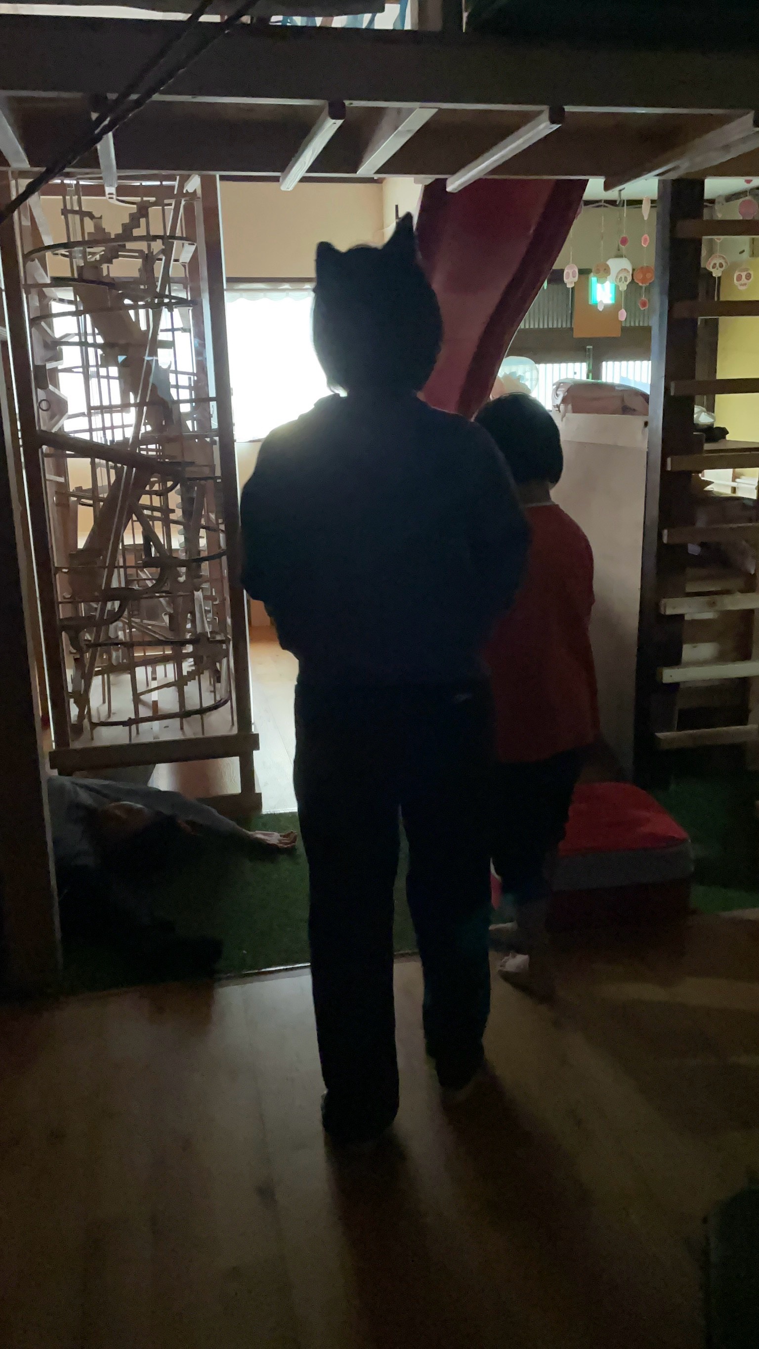 なんか怖いね！とスタッフと一緒にお客さんとして参加するお友達の様子。