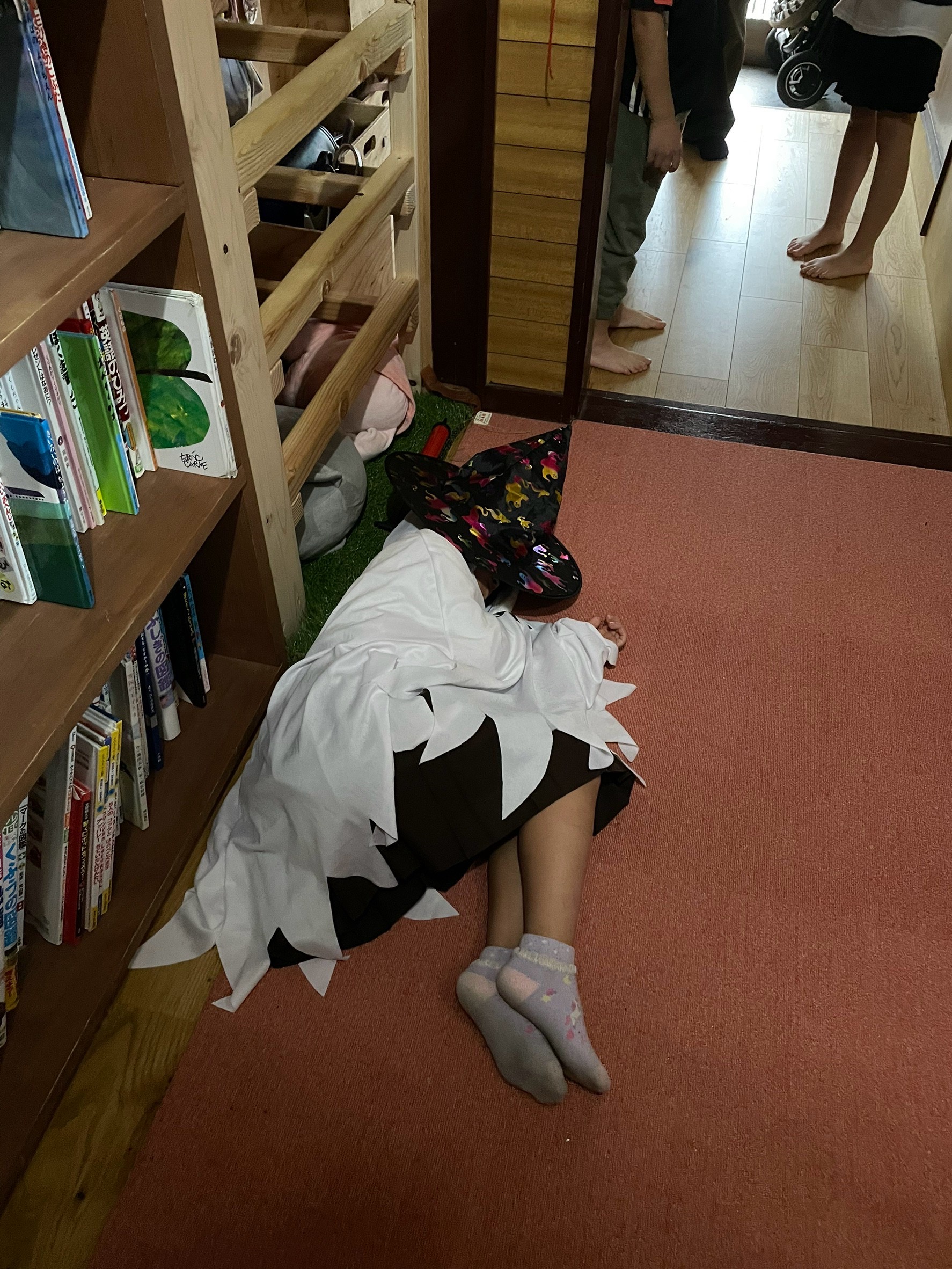 「『コロン…怪しい目玉が転がってきた！』暗闇のハプニング演出」
通路の先から手作りのリアルな目玉が転がってきて、「きゃあぁあ！」と足元を引っ込める緊迫の瞬間。