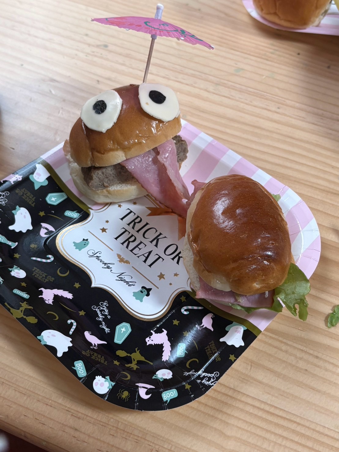 「『ベーコンの舌がびろーーん!』大迫力のおばけモンスター」
焼き上げたベーコンを口からデロッと長〜く垂らし、まるで今にも喋り出しそうな「舌びろーんモンスター」のアップ!