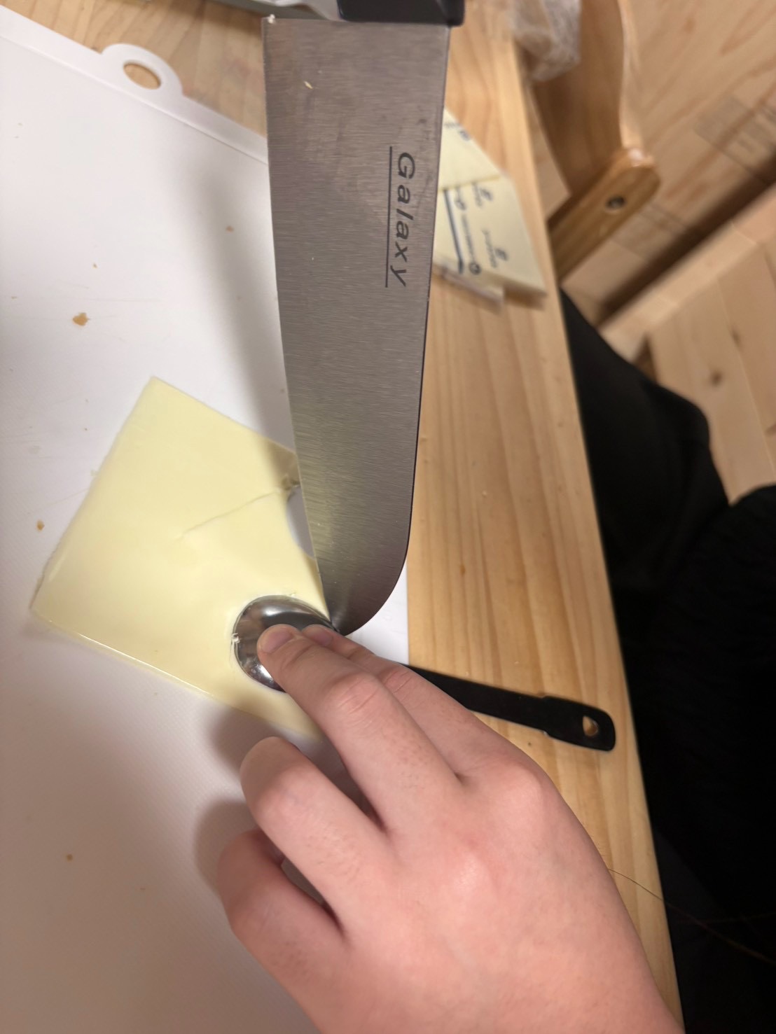 「『丸くくり抜けた!』スプーンや型でチーズの目玉を作る手元」
スプーンや丸型を押し当て、綺麗なチーズの白い目玉パーツをパコッとくり抜いた瞬間の集中カット。