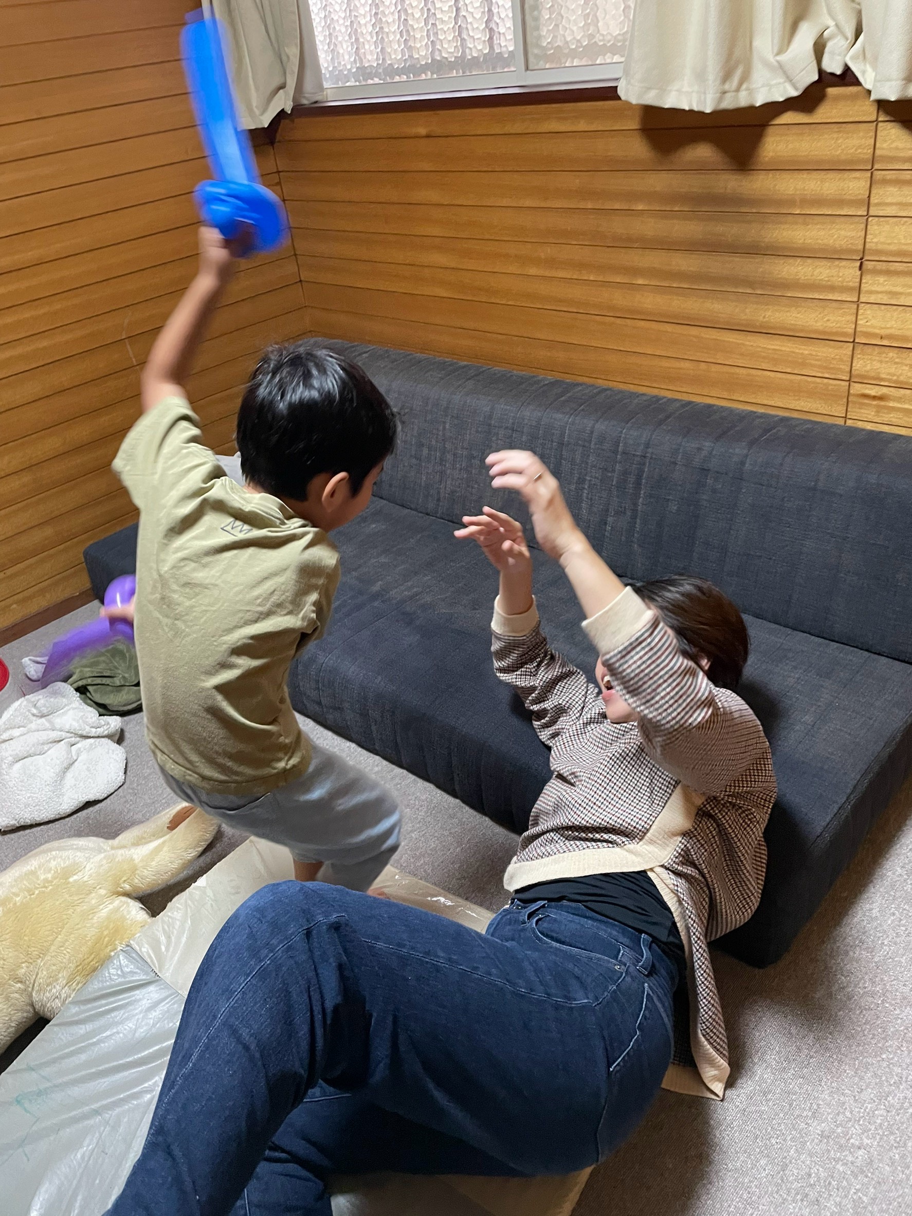 「『よし、かかってこい!』悪役・斬られ役に大変身したスタッフ」
子どもたちの「剣で戦いたい!」という直感を受け止め、スタッフがオーバーアクションで「参りました〜!」とポーズをとる爆笑の瞬間。