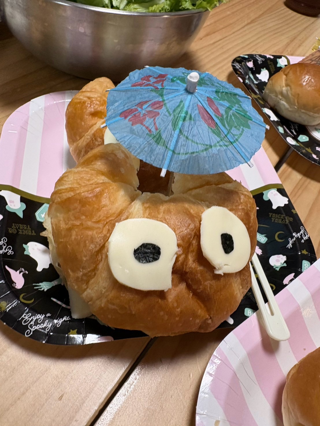 「『キバが生えてる〜!』チーズをギザギザに切ったドラキュラ風モンスター」
チーズをギザギザの三角にカットしてお口に挟み、鋭いキバを表現したカッコいいドラキュラモンスター。