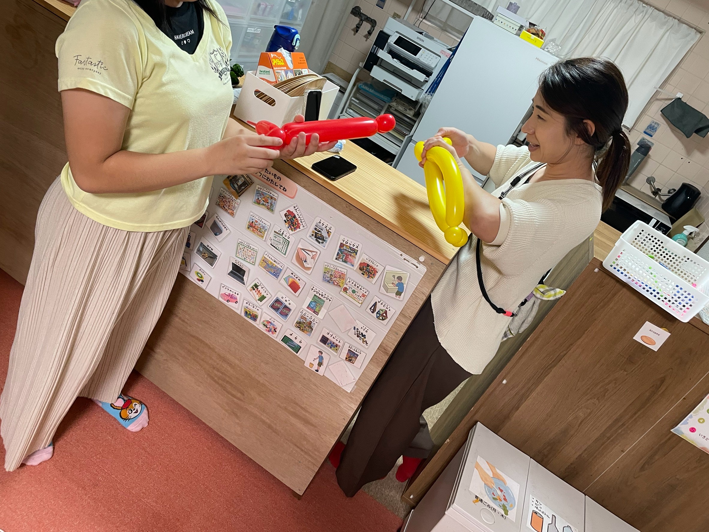 女の子たちはスタッフと一緒に可愛らしいバルーン作りに集中している様子。
