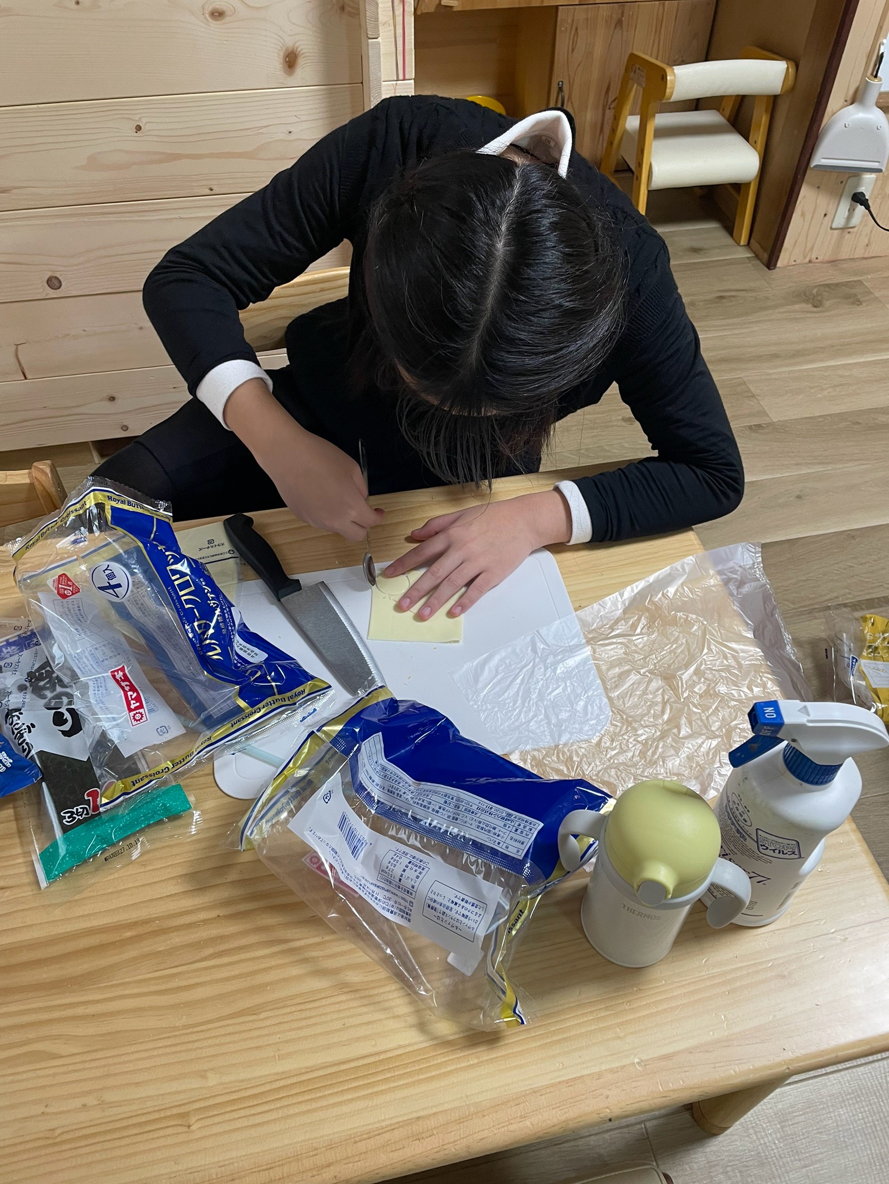 「『黒目をチョキチョキ…』ハサミで海苔を刻む微細運動」
小さなハサミを使って、海苔を丸や色々な形に真剣な表情でカットしている指先の手元ショット。