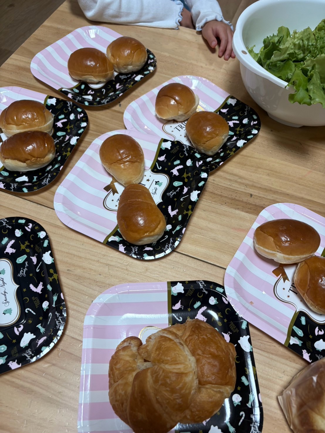 「『今日のランチはモンスターをつくるよ!』手洗い&腕まくりスタート」
エプロンや三角巾を身につけ、「どんなモンスターにしようかな?」とワクワクしながら調理台に立つオープニングショット。