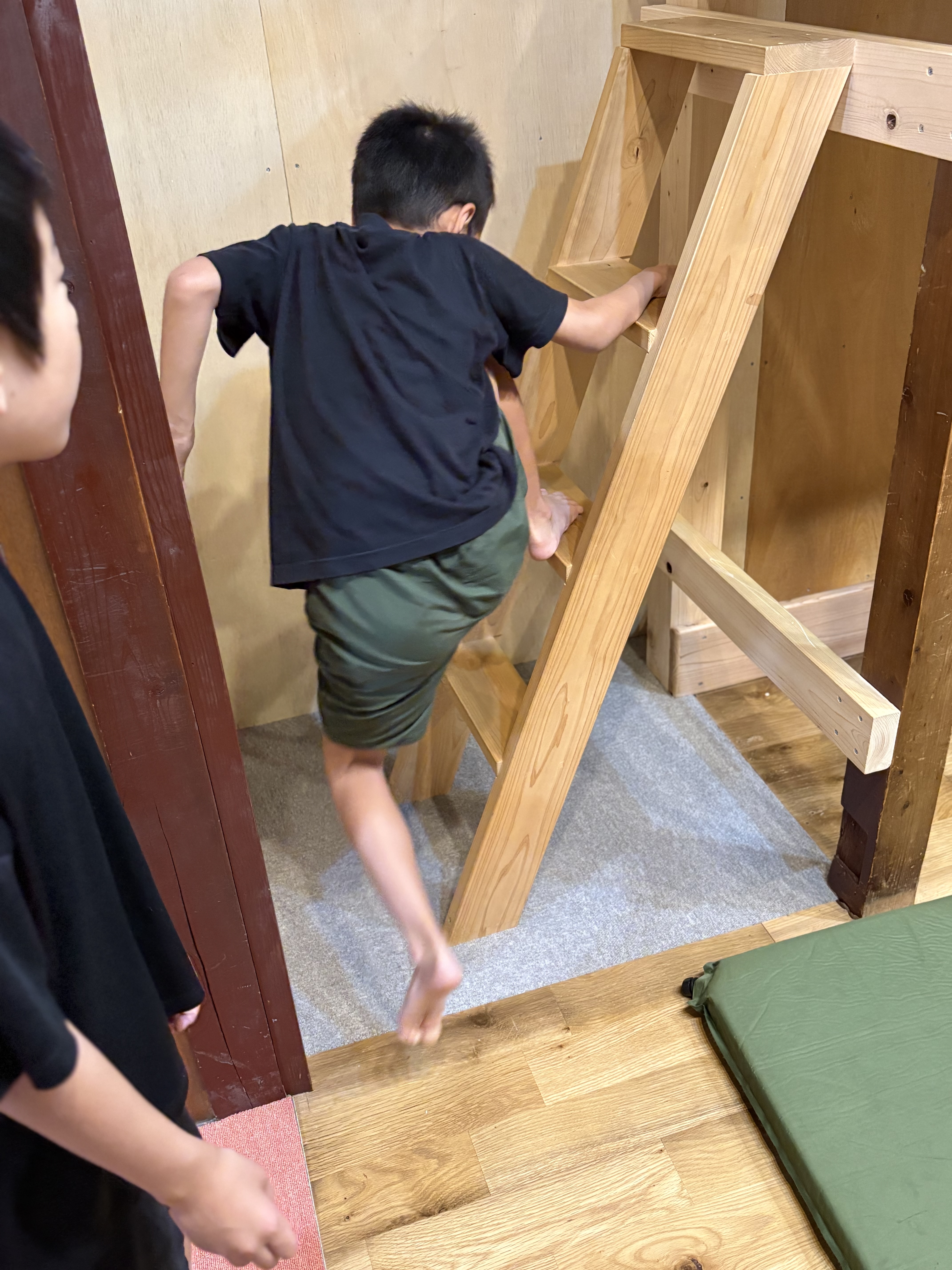 「『上半身より高く脚を上げて！』斜め階段を駆け上がる迫力のスピード感」
斜めの階段を、しなやかな身体の使い様で何段も飛ばしながら俊敏に駆け上がる真剣な横顔。