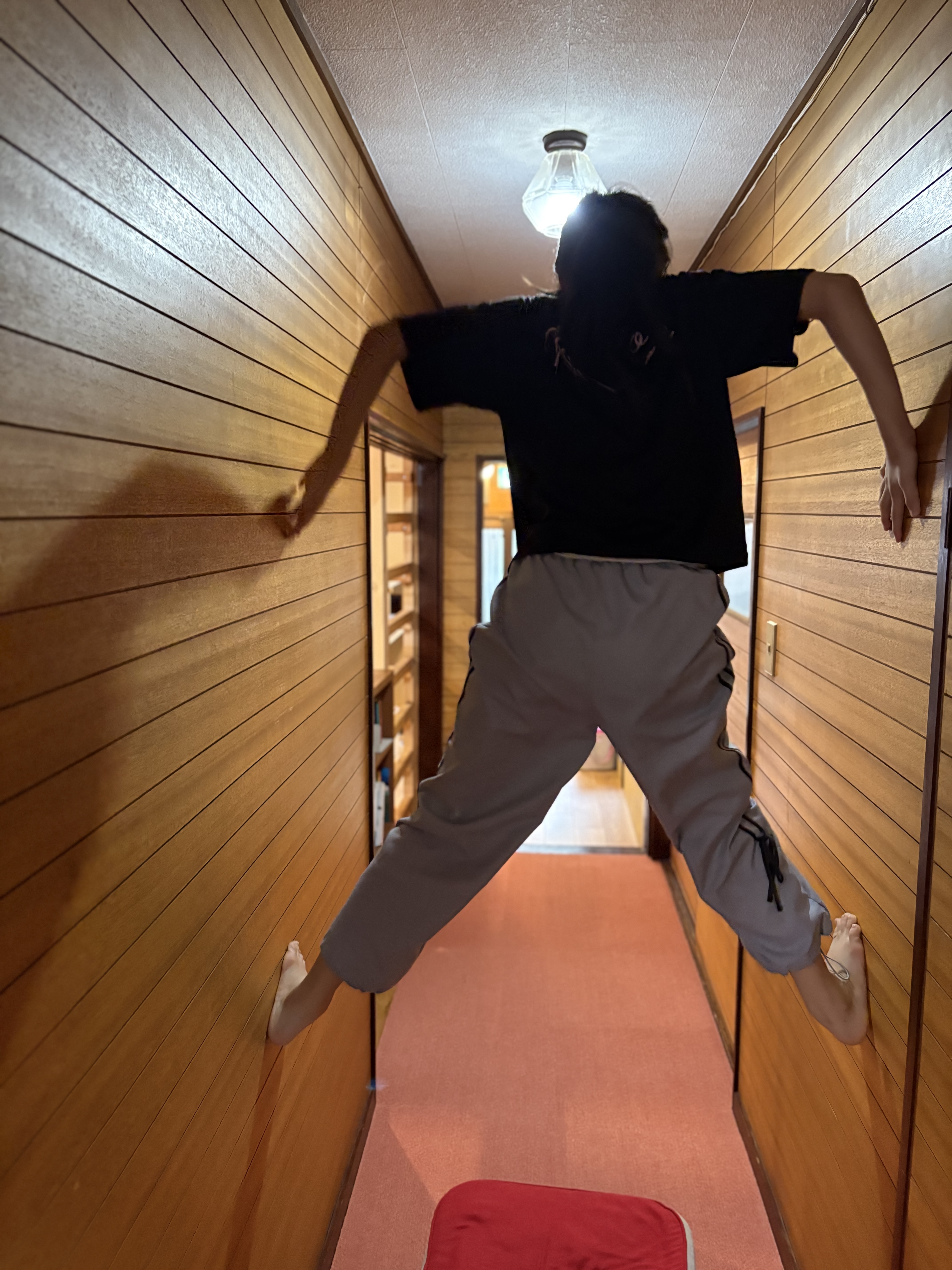 「『下にマットを敷いて安全第一！』見守り環境をセットする一コマ」
万が一の落下に備えて下にふかふかのクッションマットを敷き詰め、万全の体制を整える手元・足元カット。