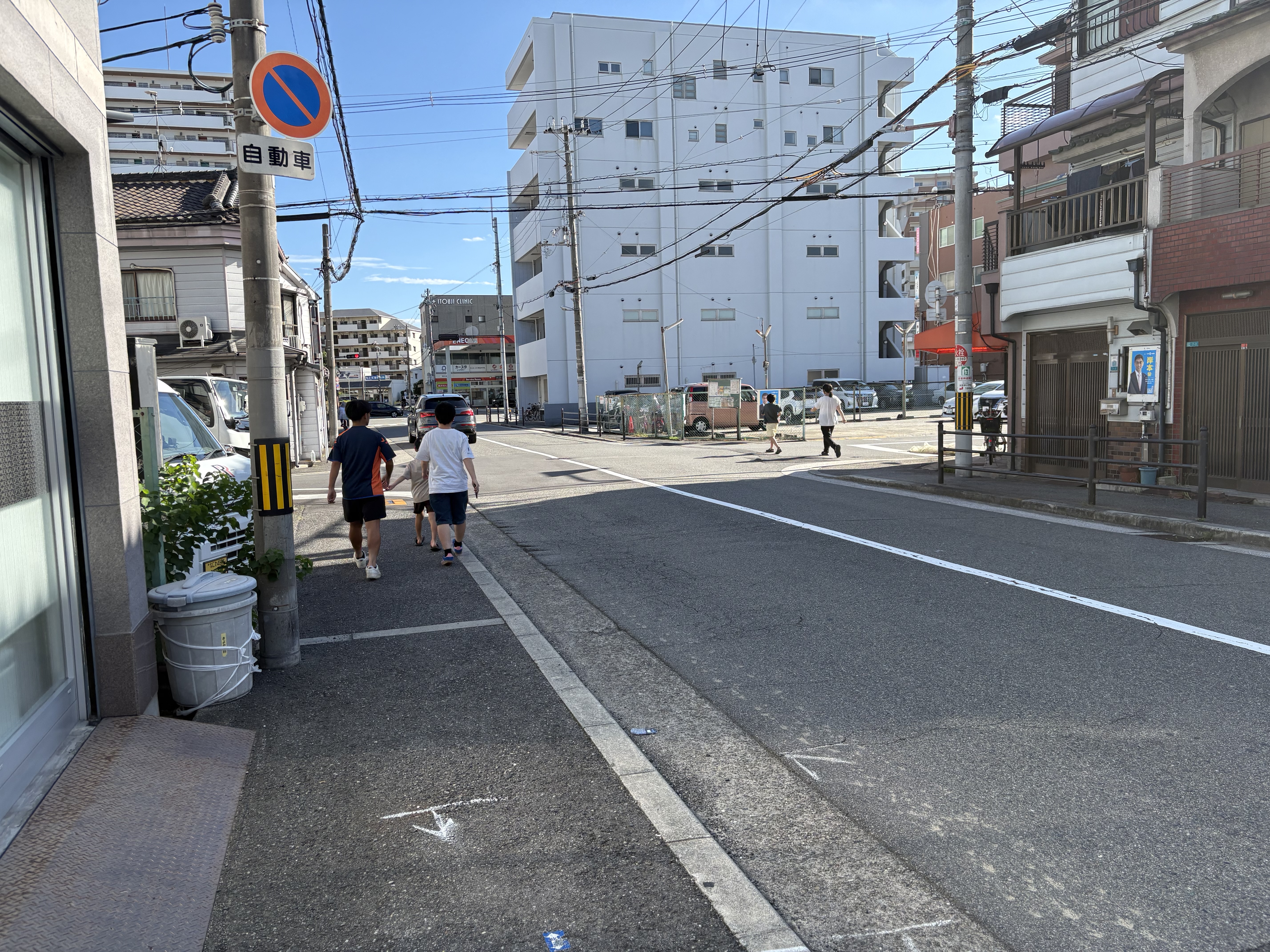 「『上を見て！窓ガラスが落ちてくるかも』建物から少し離れて歩く意識」
頭上や建物の窓を見上げ、「ガラスが割れる危険」を実感しながら注意深く歩を進める真剣な表情。