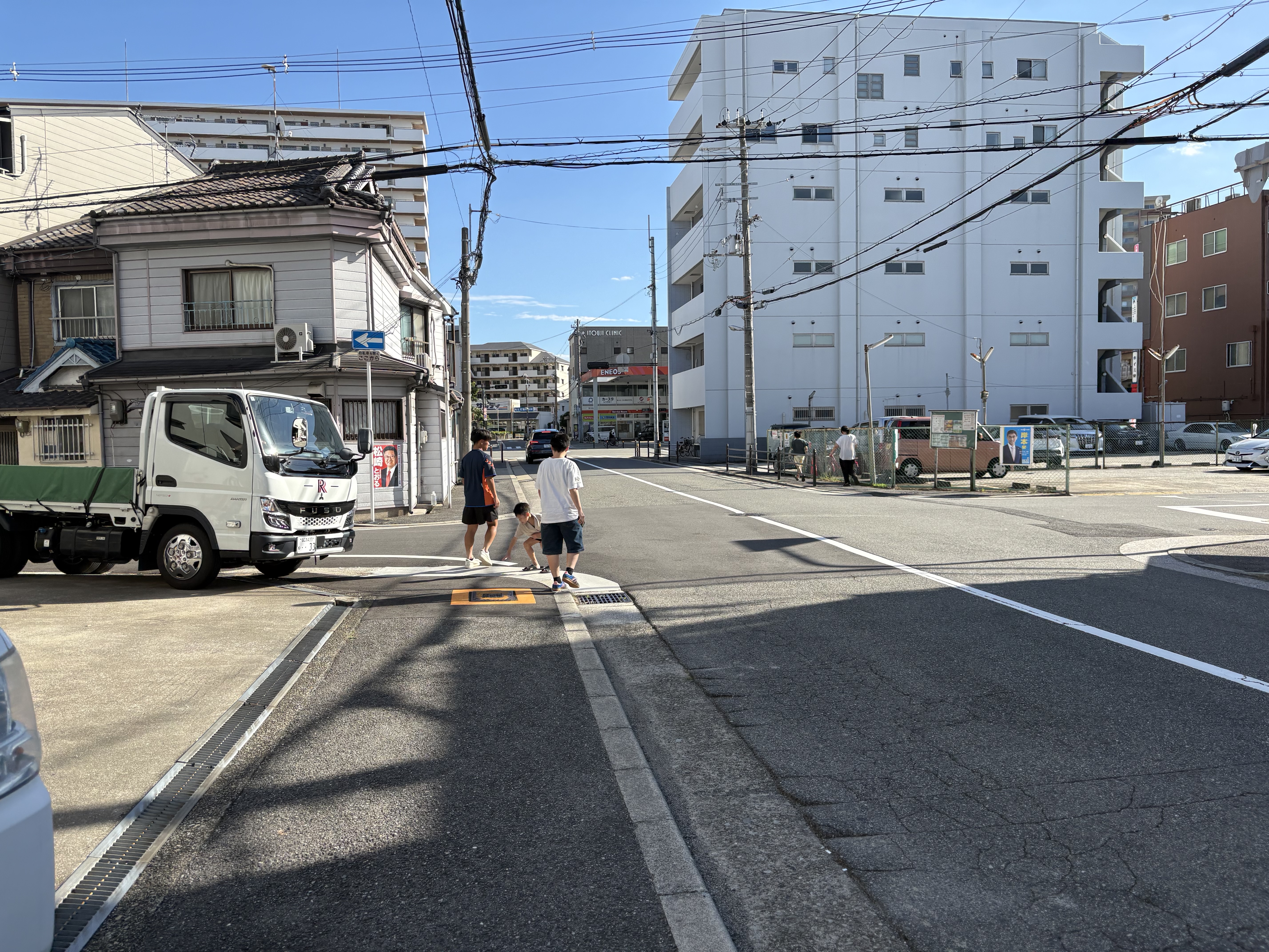 「『わぁ〜！何買おうかな！？』棚いっぱいの駄菓子に目を輝かせる瞬間」
避難訓練の緊張感から一転、駄菓子屋さんの店内に並ぶお菓子を前にワクワクが止まらない笑顔。