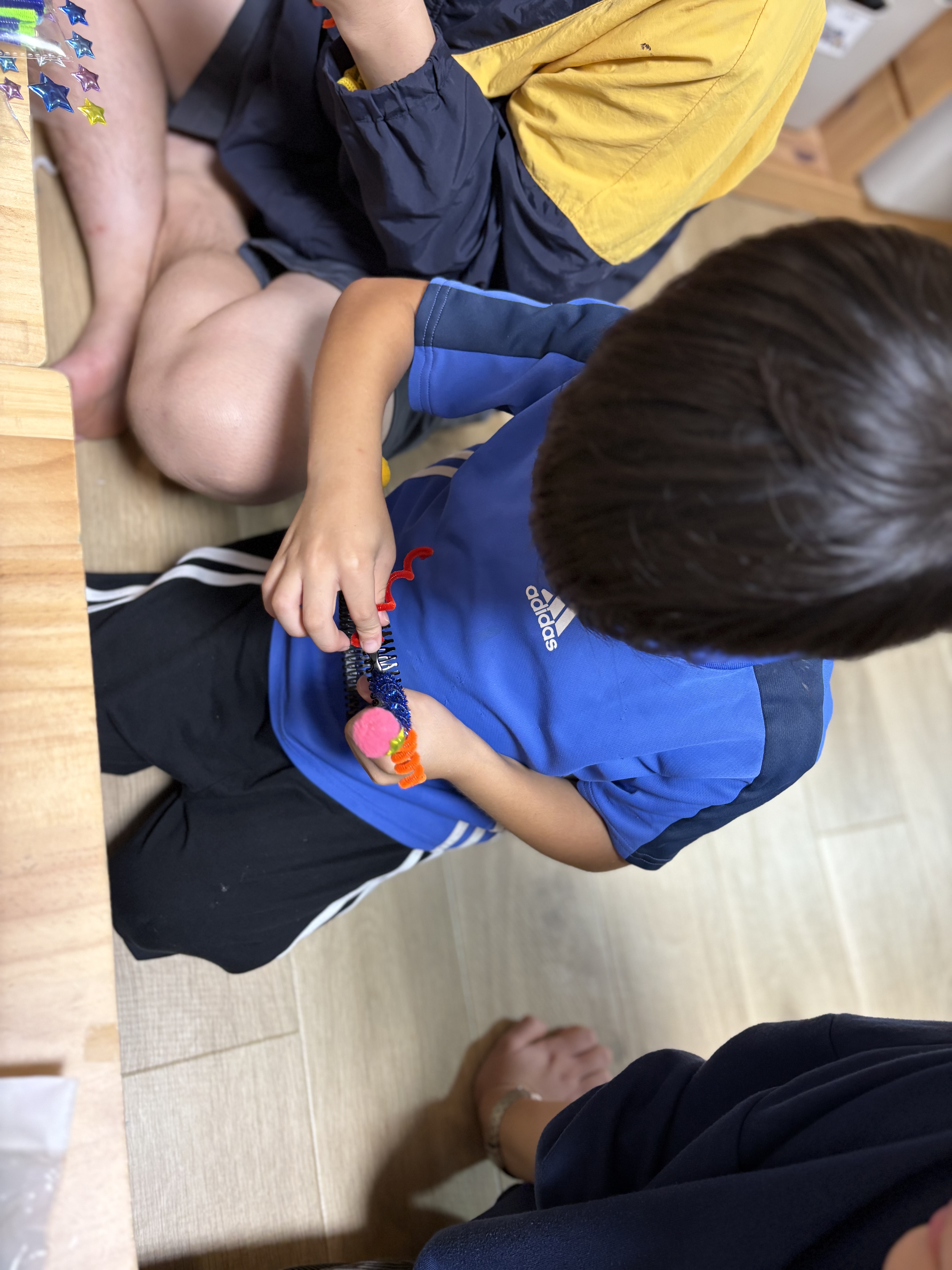 「『最後の仕上げ!シールを盛り盛りにペタッ』こだわりを詰め込む手元」
カチューシャの土台に、シールやポンポンをこれでもかと盛り盛りに貼り付けていくこだわりカット。