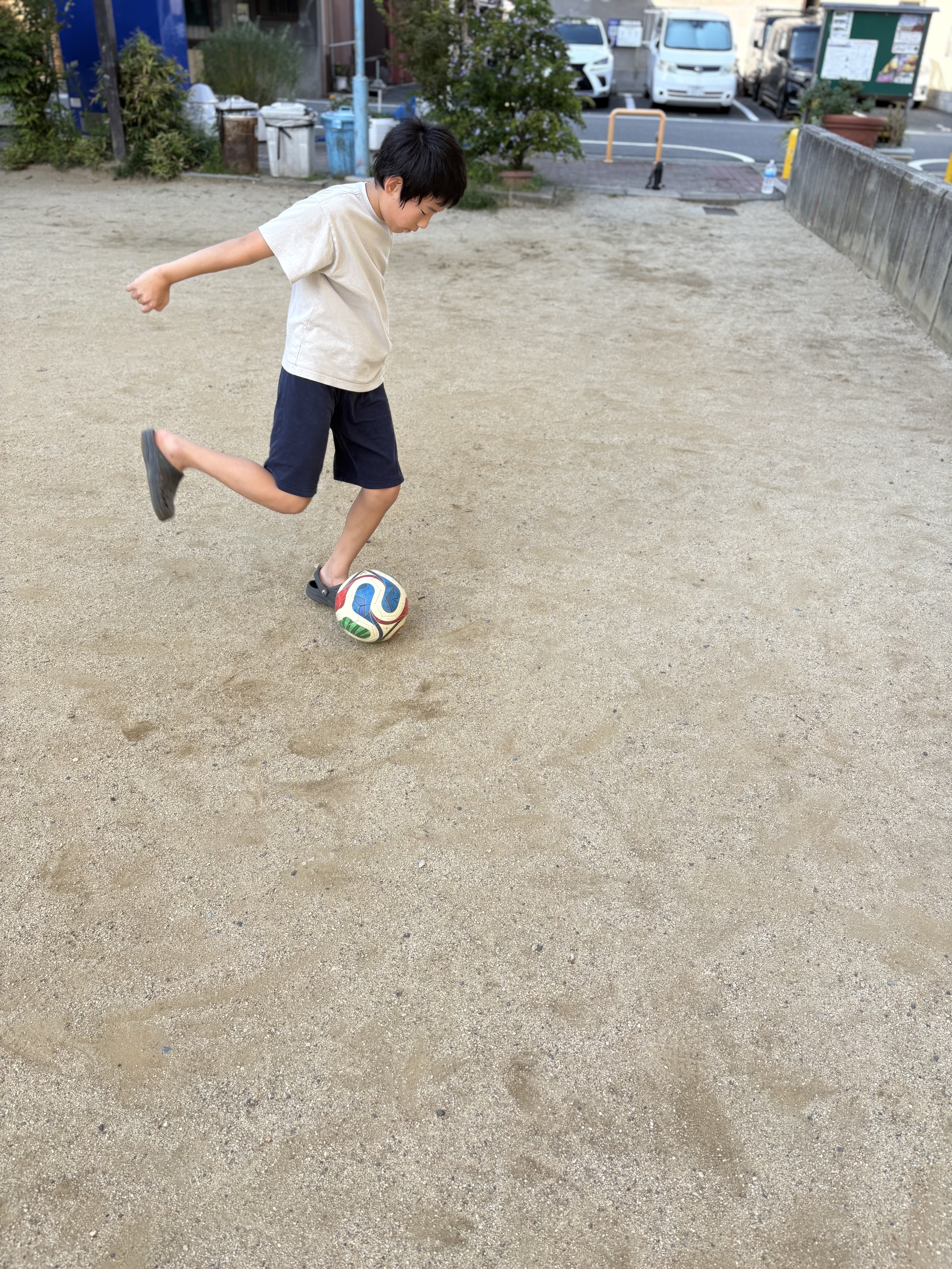 「『遠くまで飛んだーー!!』コツを掴んで高々と舞い上がったボールを見上げる歓喜」
教わったコツをすぐ試し、勢いよく高く飛んだボールを小林代表と一緒に空を見上げて指差す、最高の瞬間。