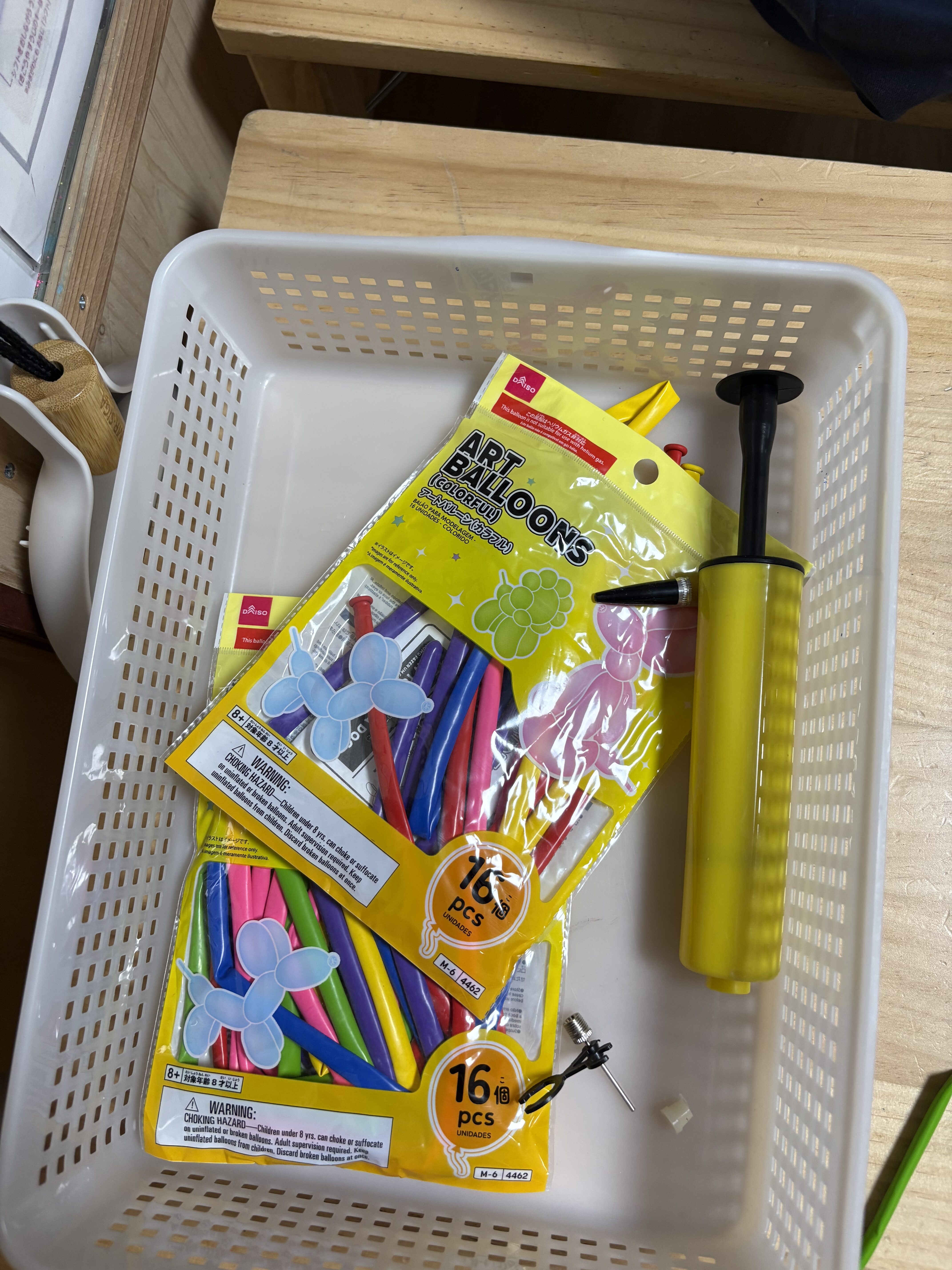 今日は細長い風船を使って、ハロウインのかぼちゃをみんなで作ろう!!とスタッフが準備している様子。