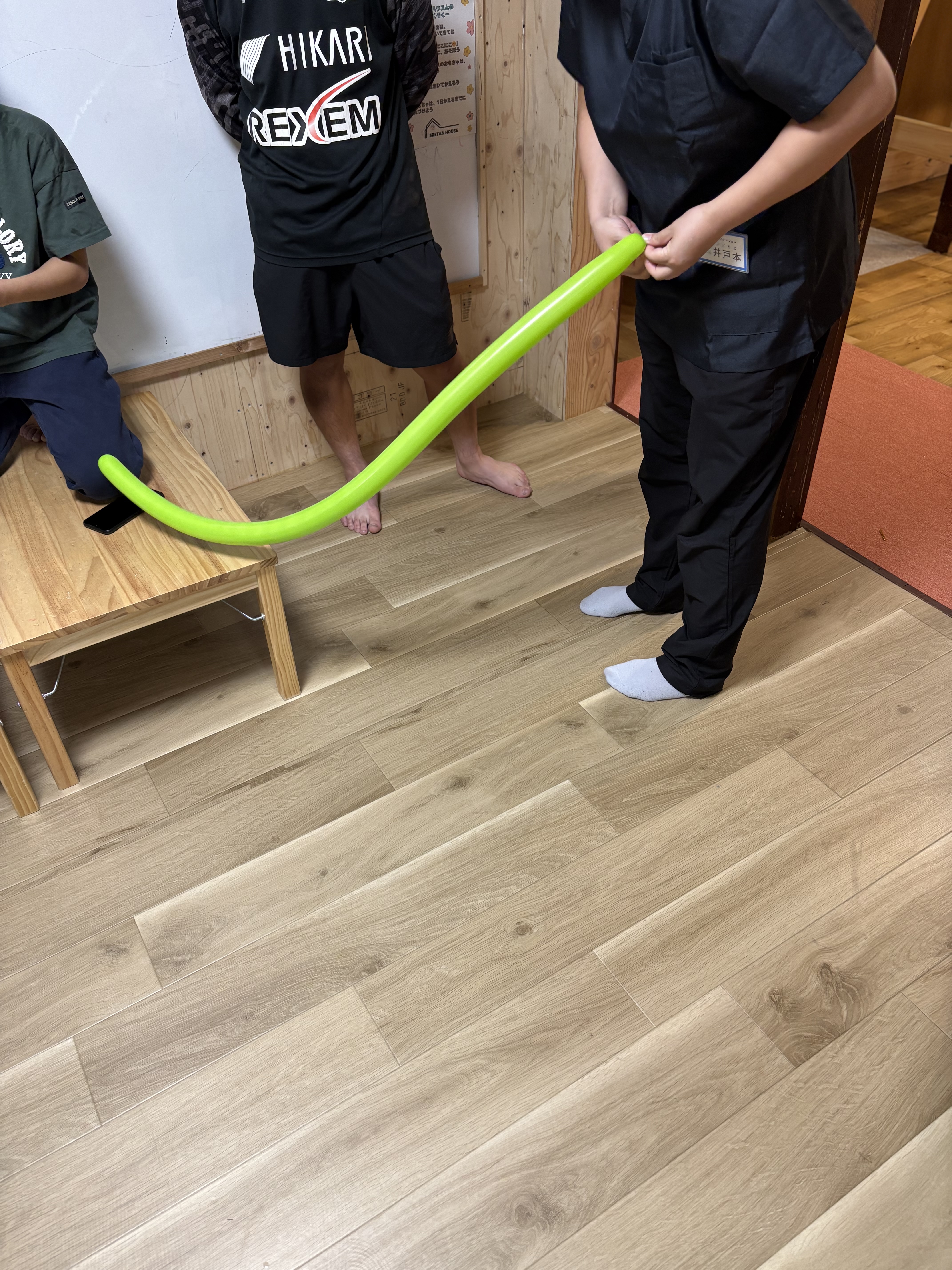 「『それいけー!』バルーンの剣を手に一斉に飛び出す子どもたち」
お部屋の真ん中でバルーンの剣を高く掲げ、一斉にわーっと突撃していく大興奮の引きショット。