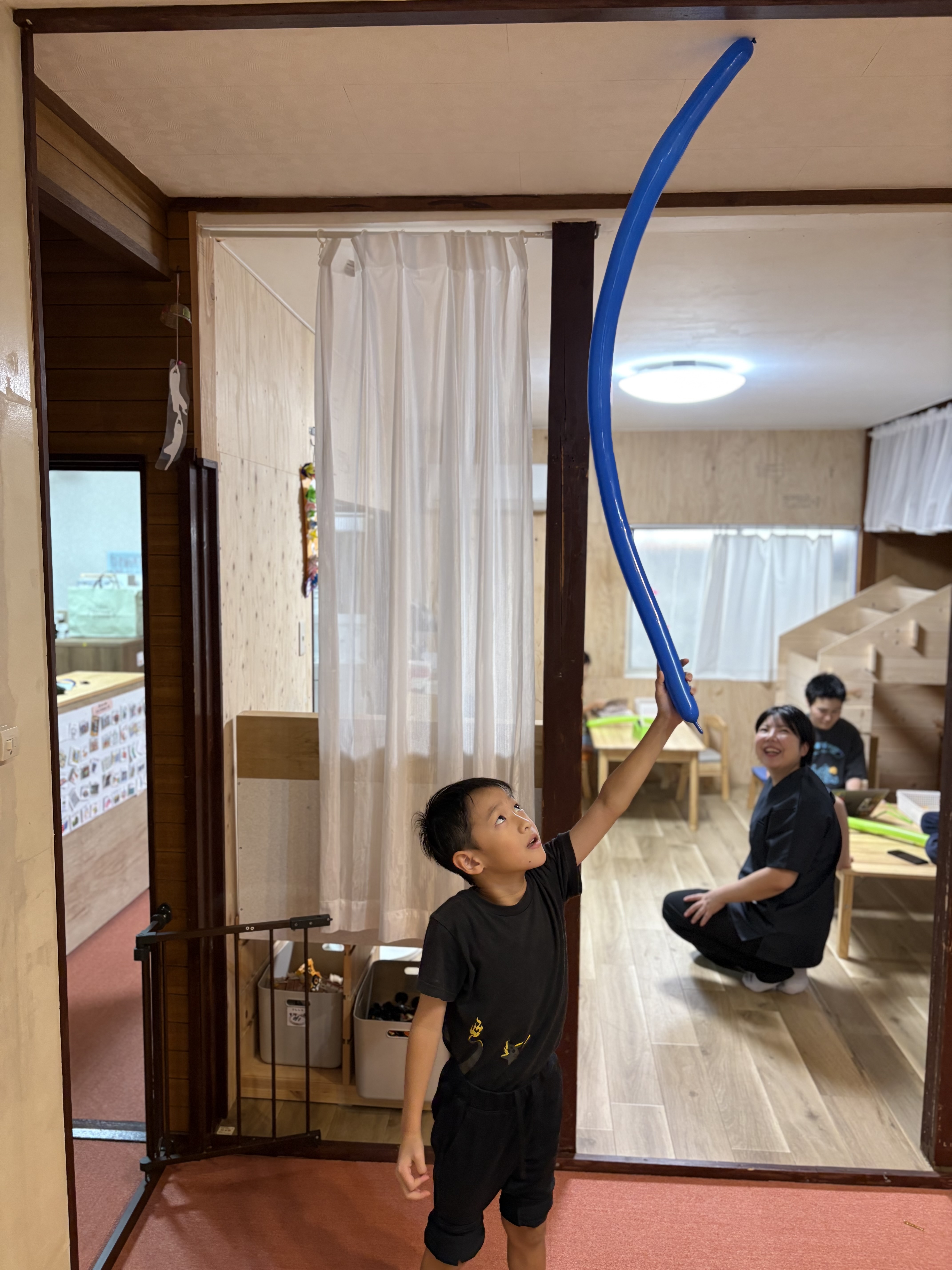 「『かぼちゃじゃなくて…剣ができた!』得意げに見せてくれる笑顔」
丸めるのをやめ、シュッと長い剣型に仕上げて「見て、強そうな剣できた!」と嬉しそうに見せる1コマ。