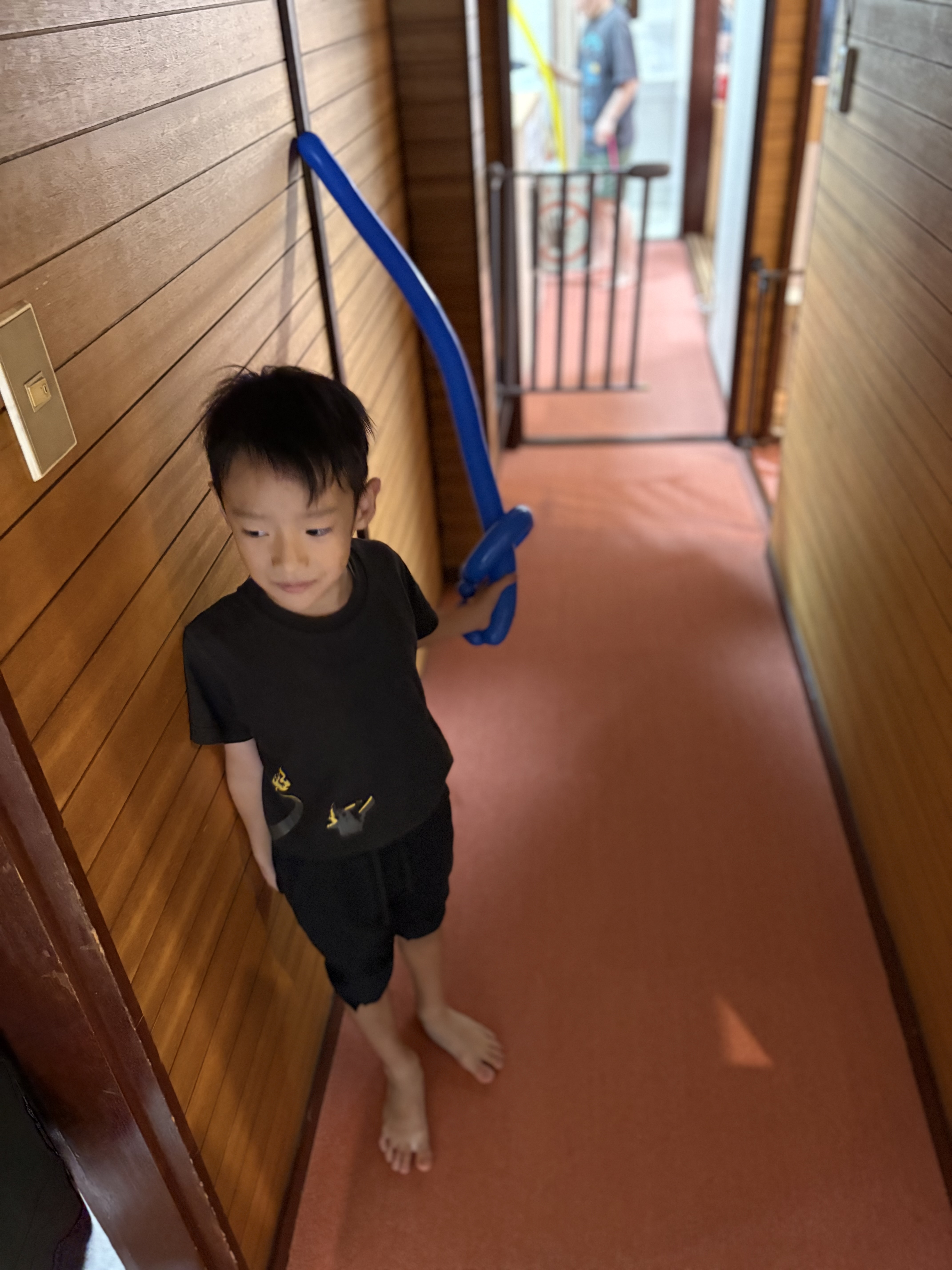 「『スタッフボスを狙え〜!』全員で力を合わせて挑む大迫力シーン」
子どもたちみんなが「スタッフボスを倒すぞー!」と一致団結し、狙いを定めて一斉に突撃していくコミカルな1コマ。