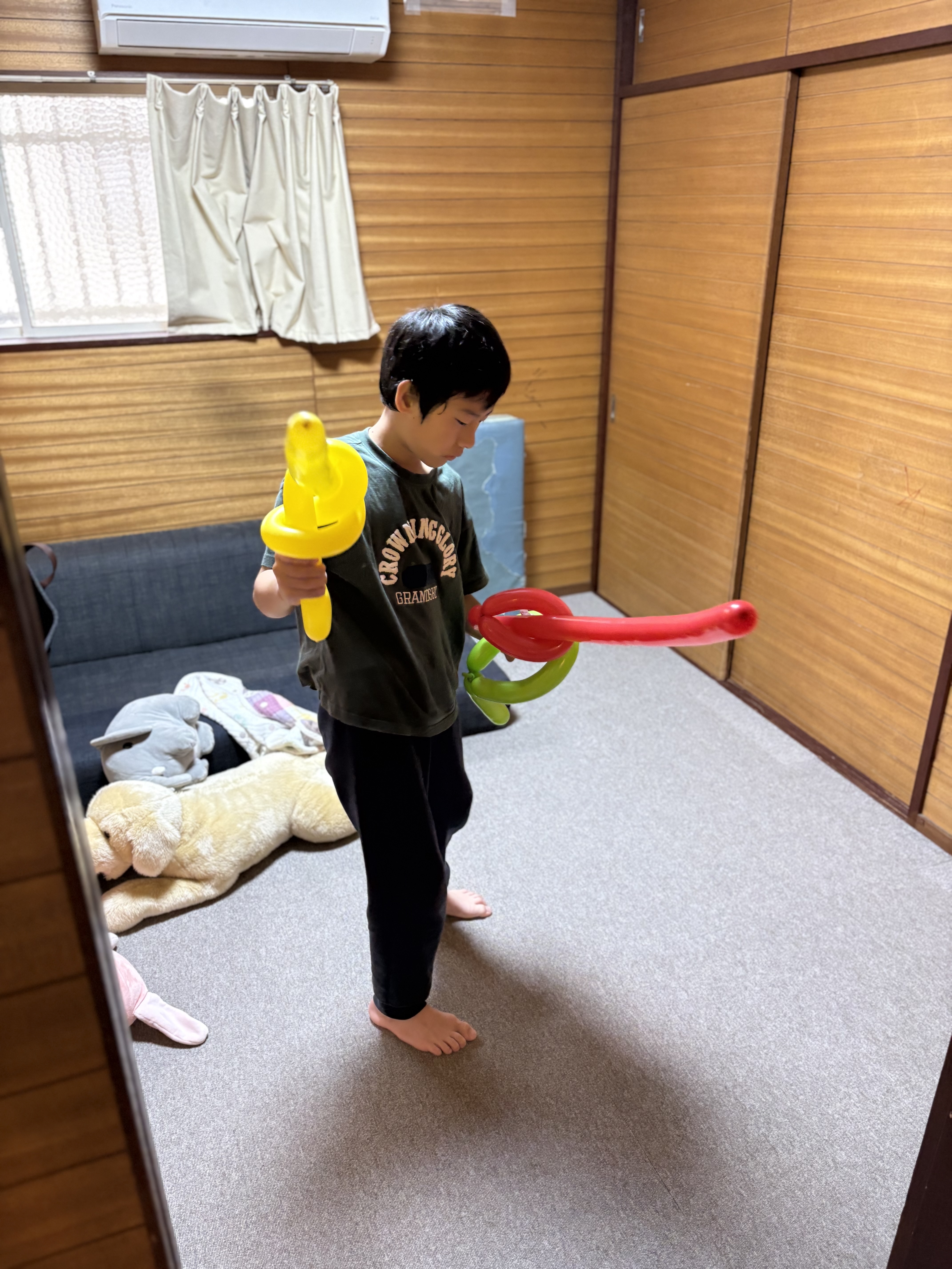 「『トントン、パッ!』お友達と呼吸を合わせて剣を交え合う瞬間」
お友達同士で「それっ!」「たおすぞー!」とバルーンの剣を優しくカンカンと当て合い、笑顔でチャンバラを楽しむ様子。