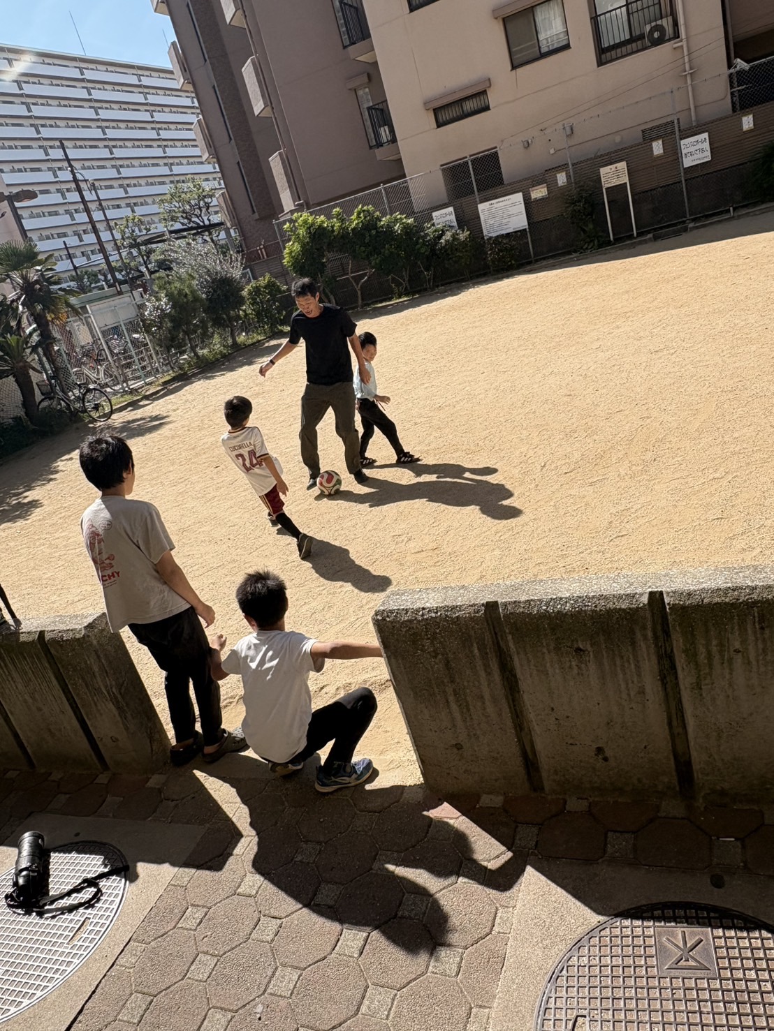 こばやんのドリブルは、なかなか奪えないから、一人じゃなくみんなで奪いに行くと、協力している様子。