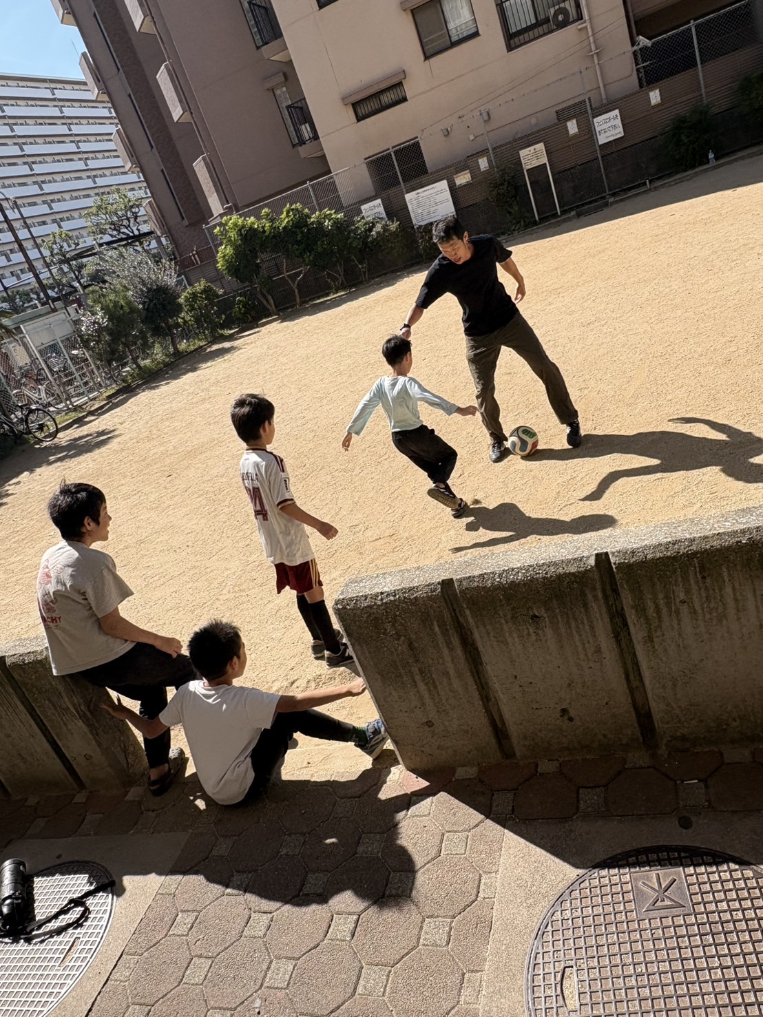 「『壁が厚すぎる…!笑』小林代表の本気のシュート体勢と崩れない壁」
コースを探してシュートを狙う小林代表と、1ミリも隙間を見せない子どもたちの人間壁の白熱した攻防シーン。