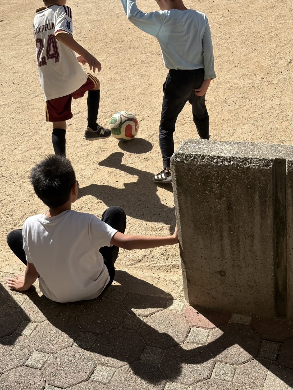 「『ここからは通さない!』チームワークで立ち向かう頼もしい守備」
「こばやん先生を止めるぞ!」とお友達同士で声を掛け合い、挟み込むように連携してディフェンスする頼もしい姿。