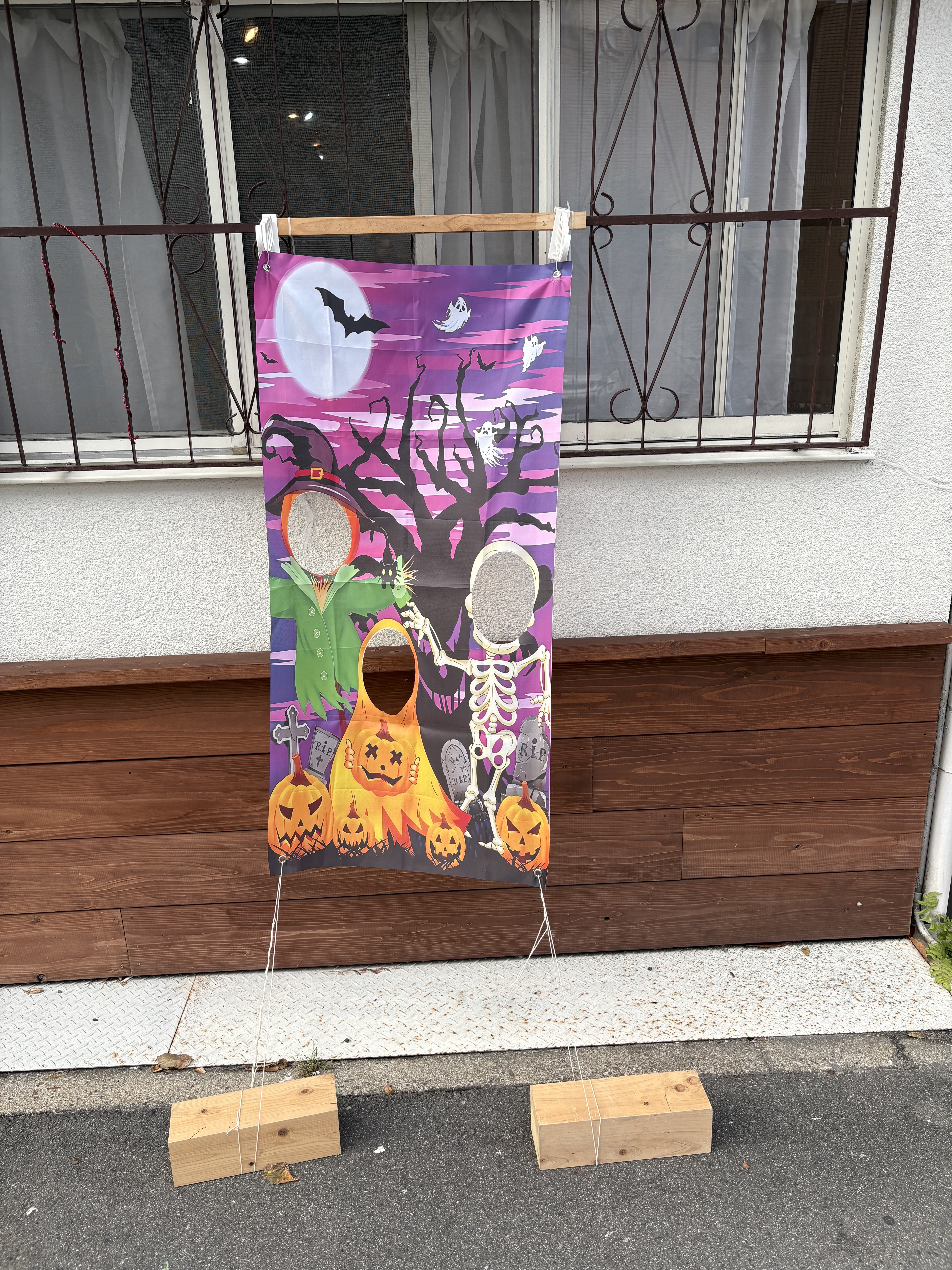 「『外に特製・顔出しパネル登場!』設置されたワクワクのスポット」
スレタンハウスの前に設置された、ハロウィンイラストが描かれた顔出しパネルのアップ。