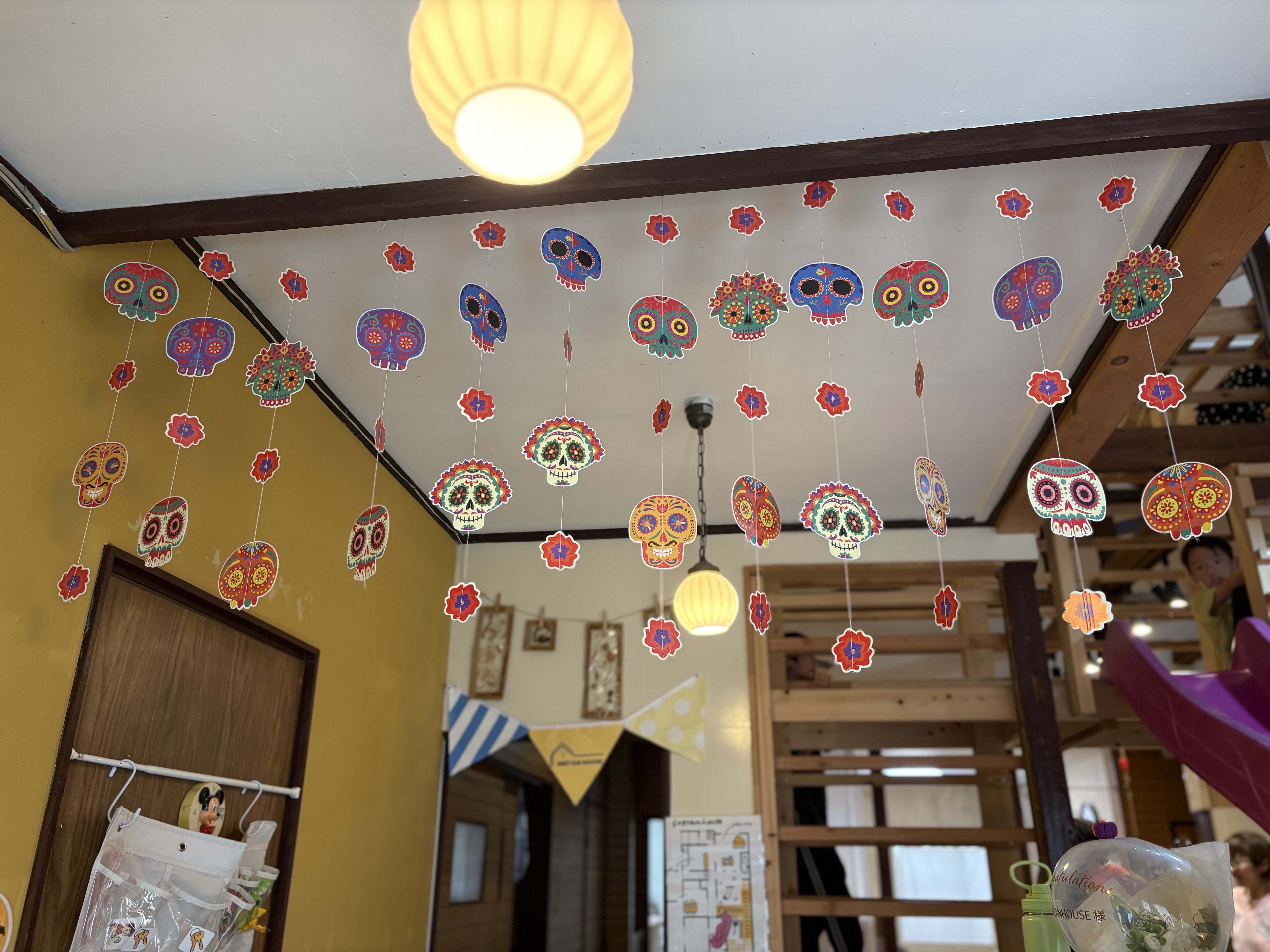 「『ハロウィンガーランドでお出迎え!』入口看板の華やかな装飾」
「スレタンハウス」の入口看板に、かぼちゃやコウモリのガーランドが綺麗にあしらわれたウェルカムショット。