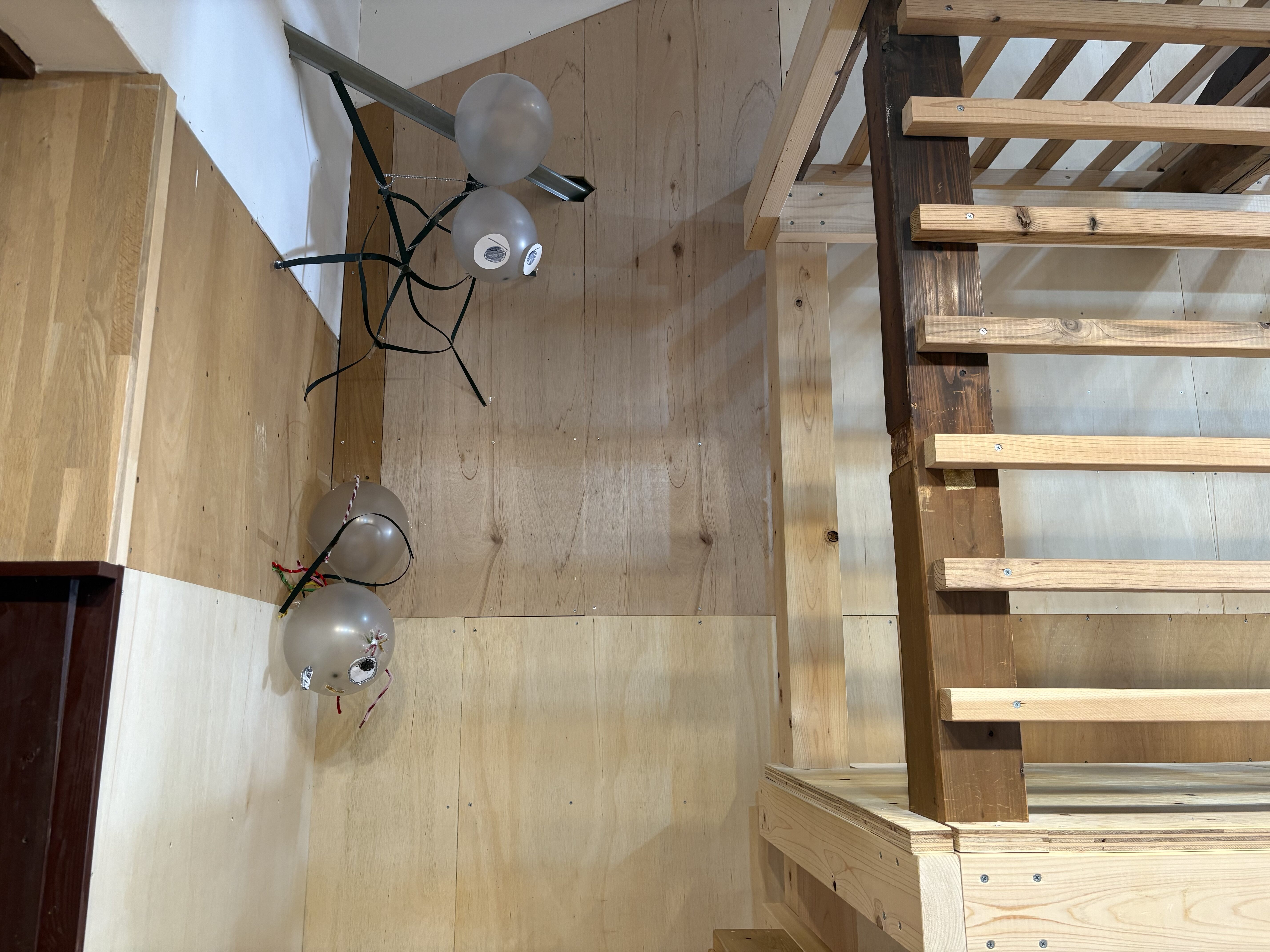 『みんなで準備するこの時間が最高!』飾り付けられたお部屋での一息」
完成したハロウィン空間の中で、お友達やスタッフと「本番楽しみだね!」とおしゃべりしている温かい空気感。
