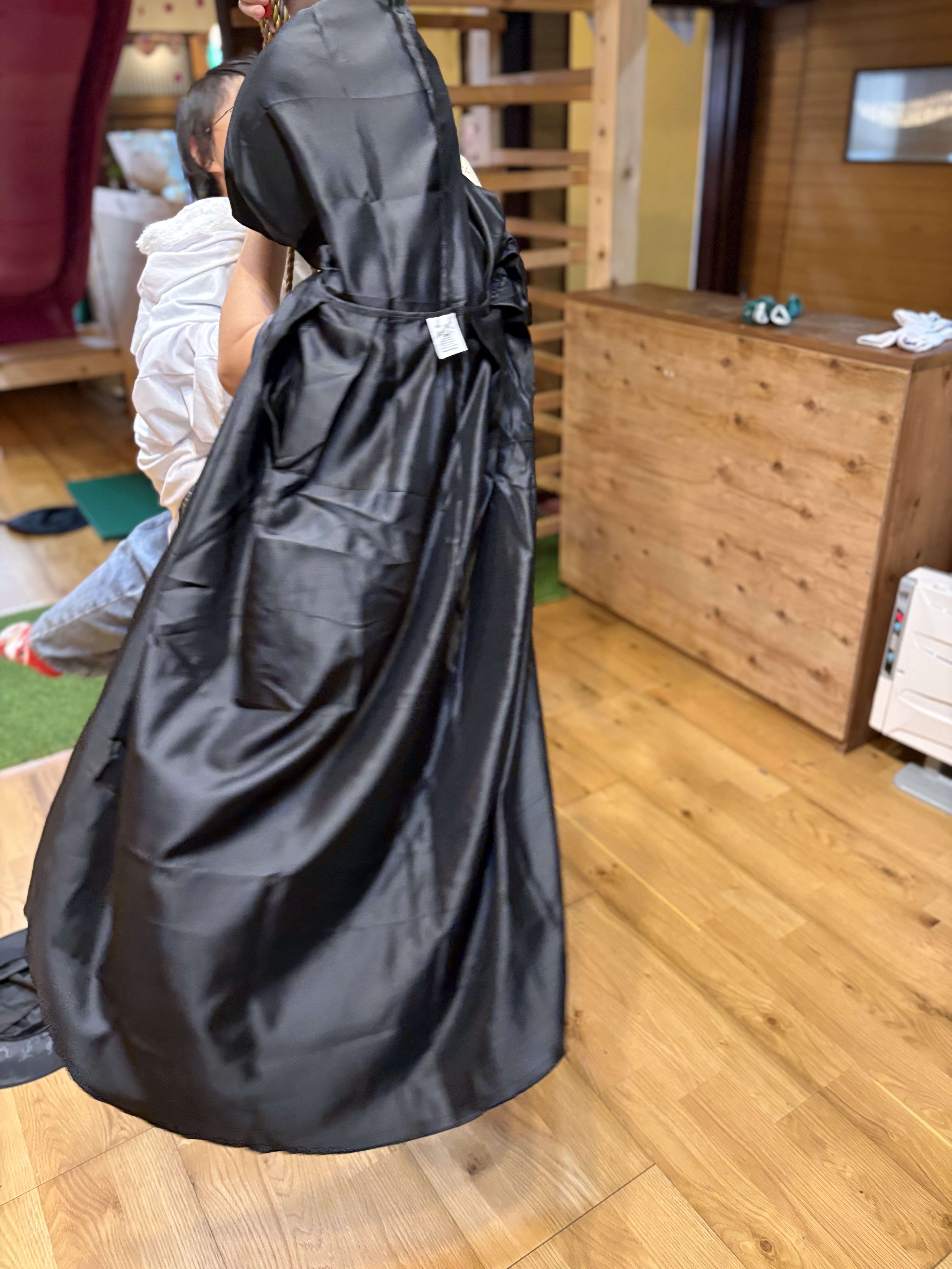 「『暗がりの中でハイ、ポーズ！』怪しく輝くカッコいい仮装ショット」
少し薄暗い照明の中で、マントや帽子を効果的に際立たせ、「写真撮って〜！」とミステリアスなポーズを決める決め顔カット。
