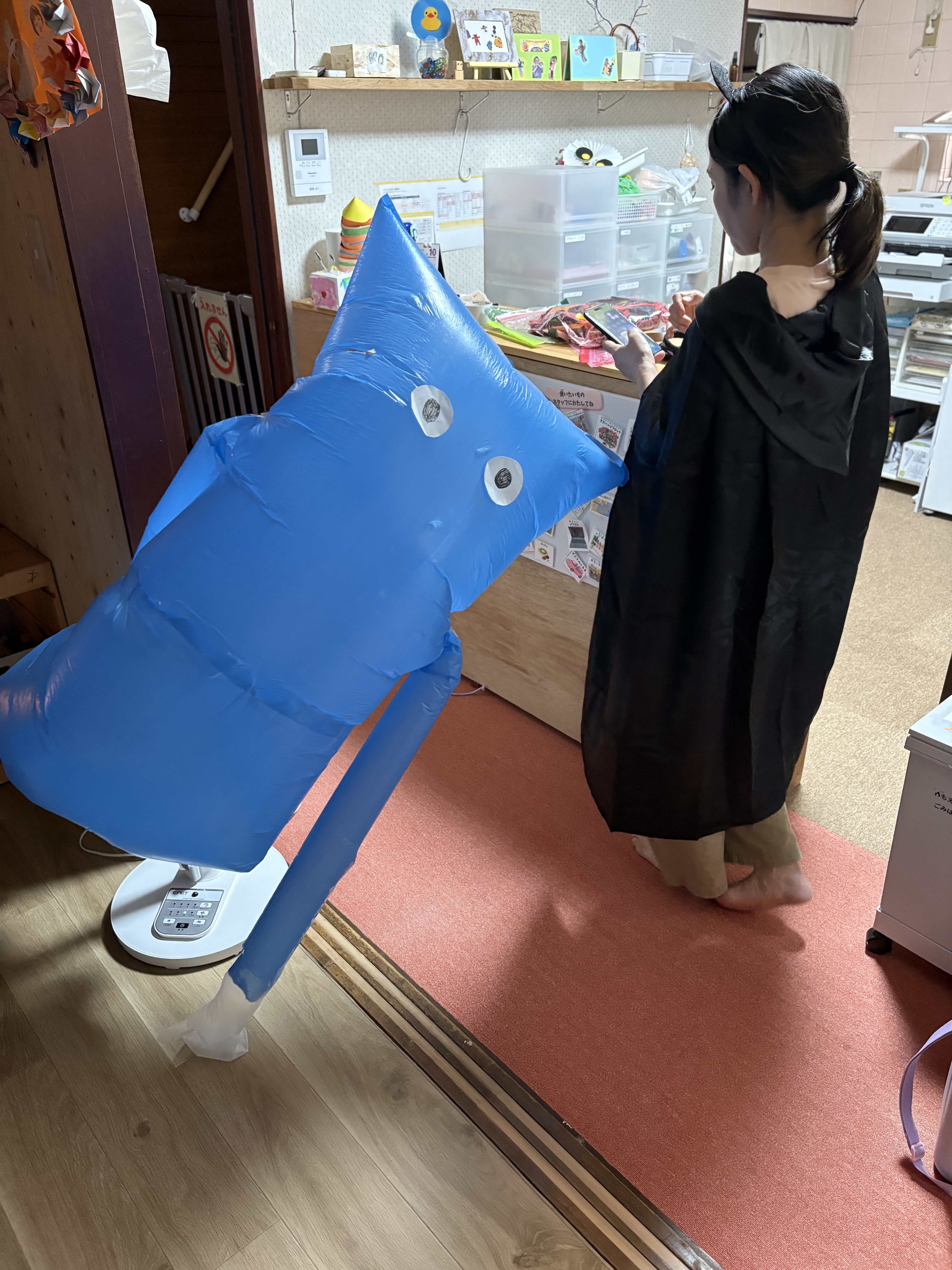 「『お部屋が暗くなった…！』ドキドキワクワクの照明ダウン演出」
プレイルームの電気を消してほの暗くなり、「ちょっと怖い…？でもワクワク！」と目をお皿にして周りを見渡す雰囲気抜群の1コマ。