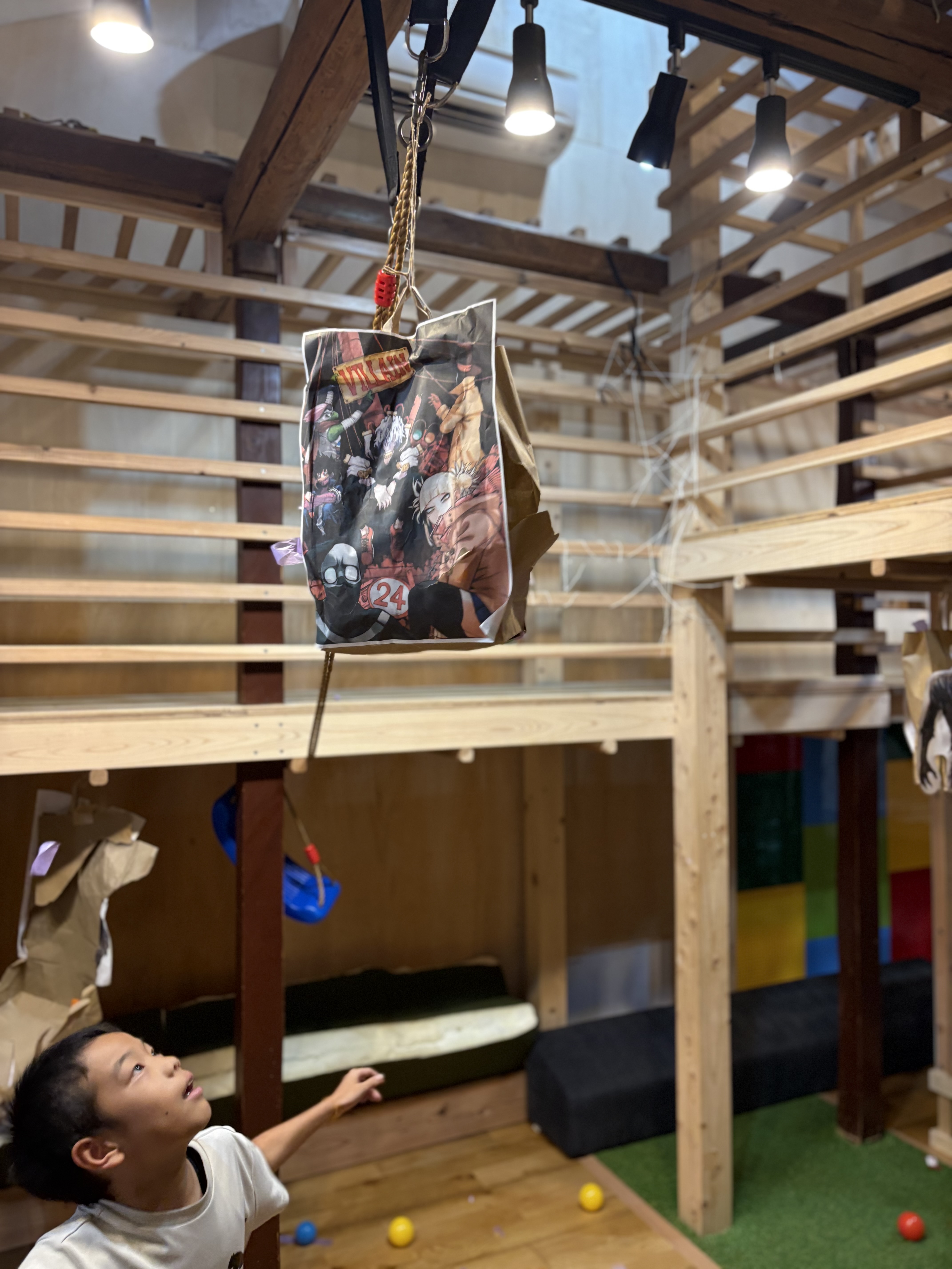 敗れかけてきたぞ!!最後に思いっきり狙い定めて、大きく振りかぶって全集中している瞬間。